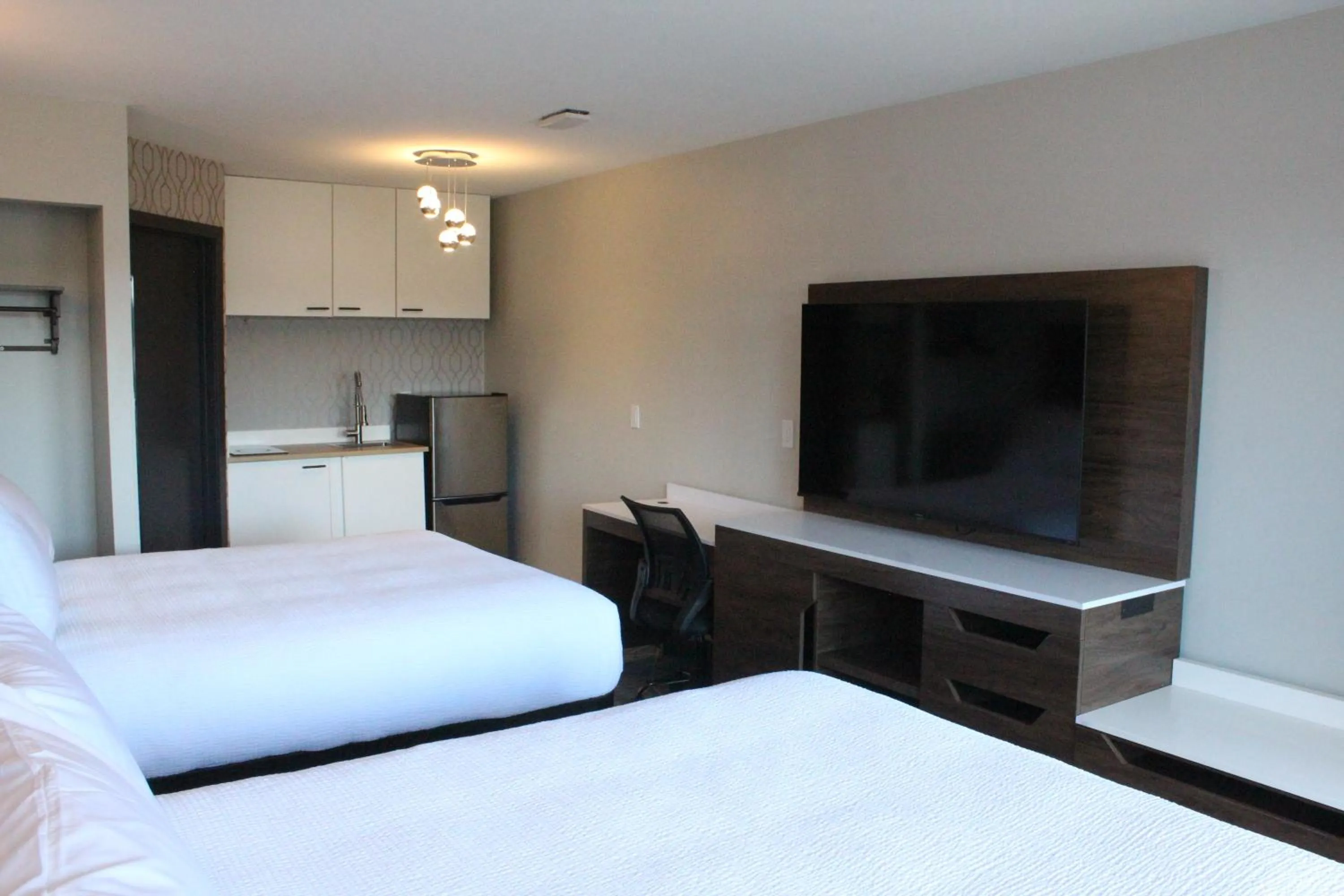 Bedroom, Bed in Travelodge by Wyndham Courtenay BC