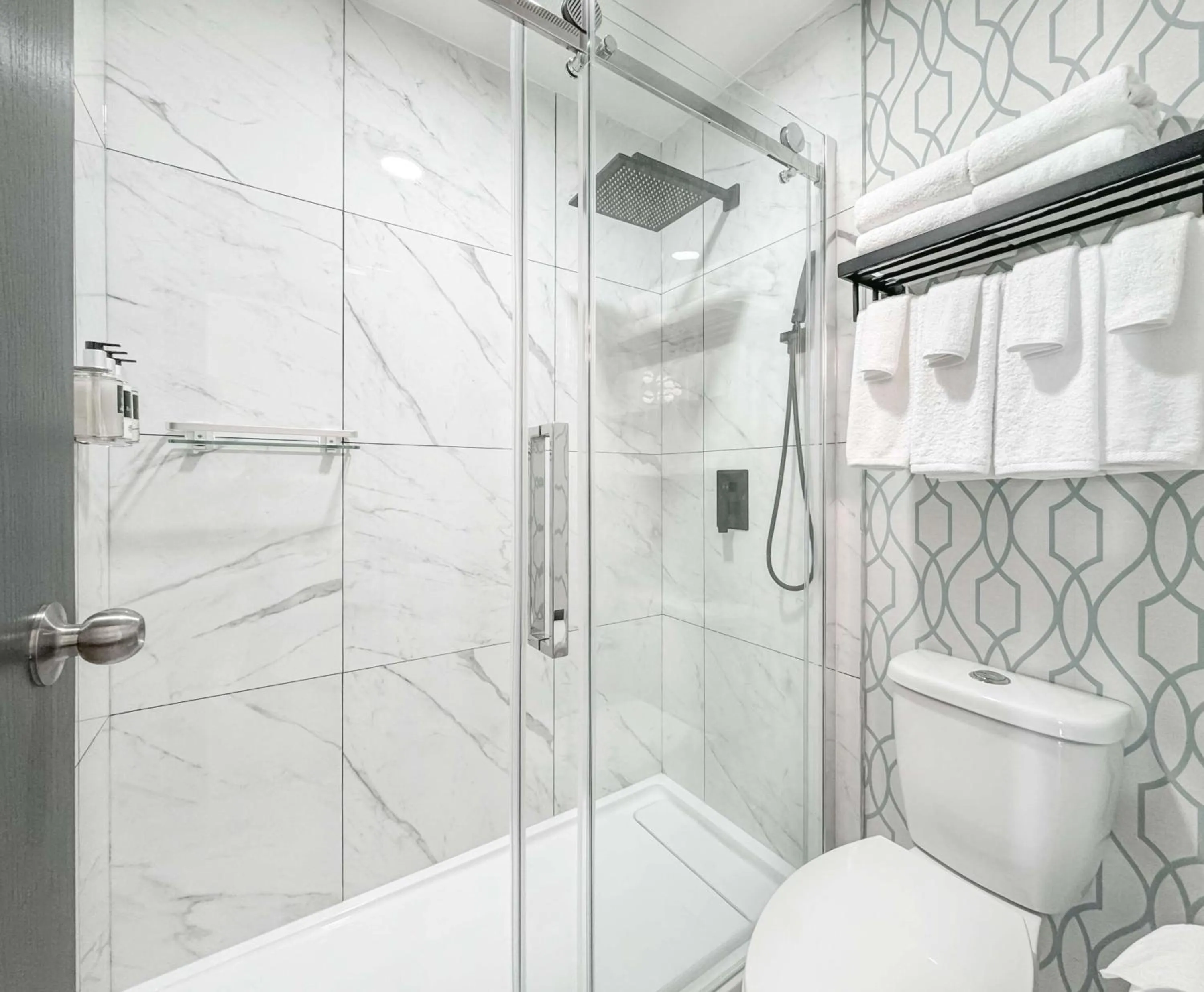 Bathroom in Travelodge by Wyndham Courtenay BC