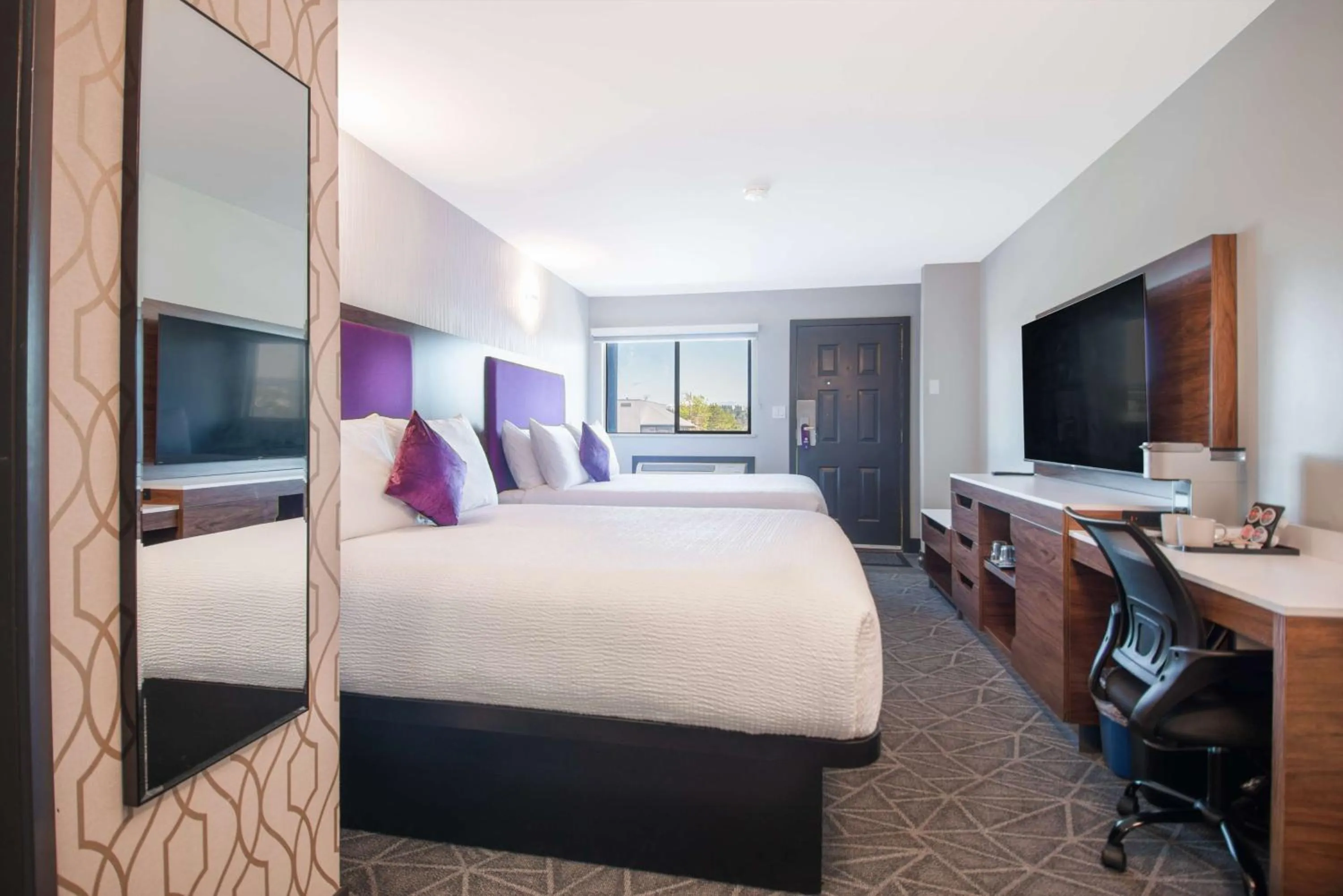 Bedroom, Bed in Travelodge by Wyndham Courtenay BC