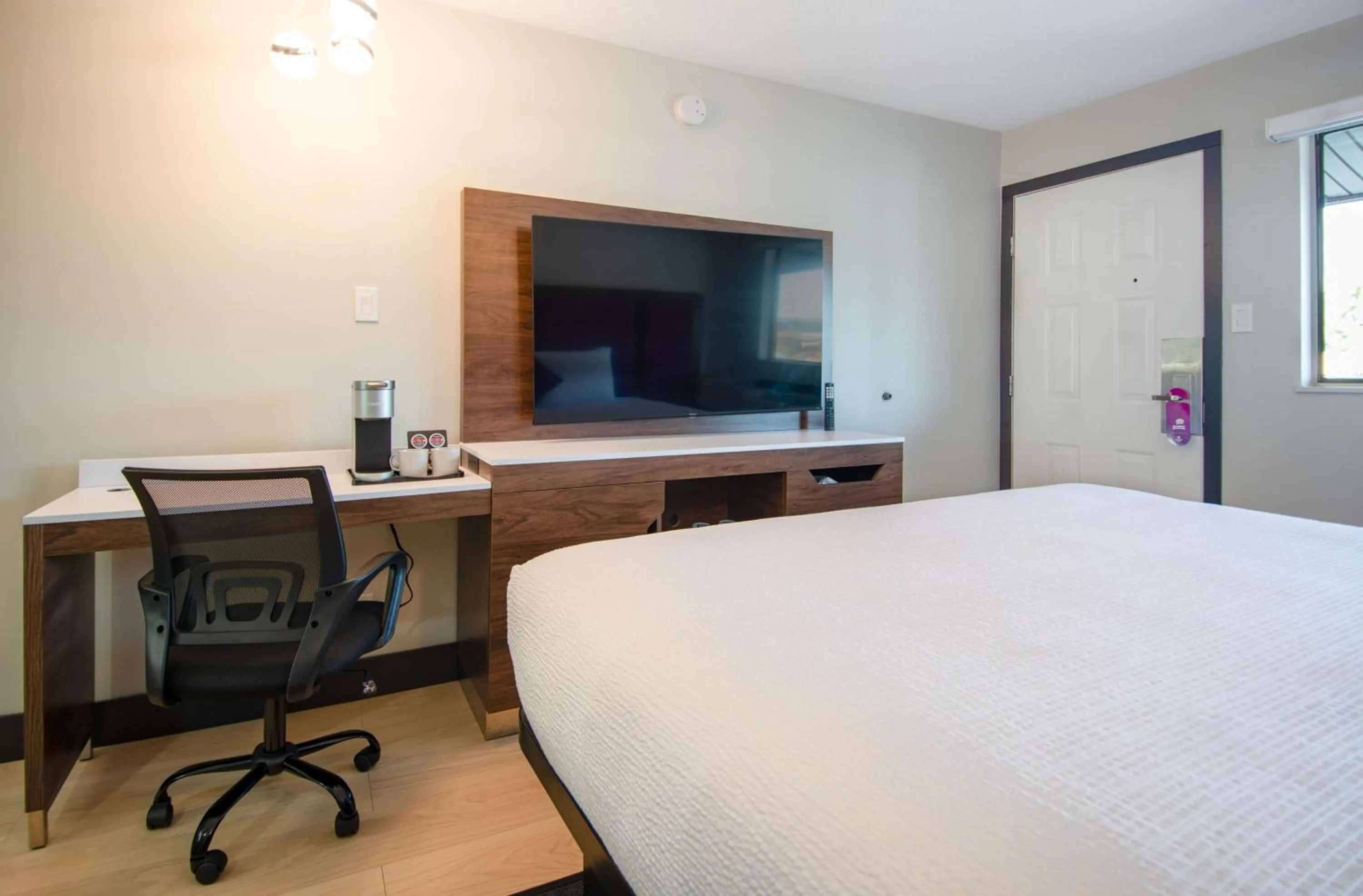 Bedroom, Bed in Travelodge by Wyndham Courtenay BC