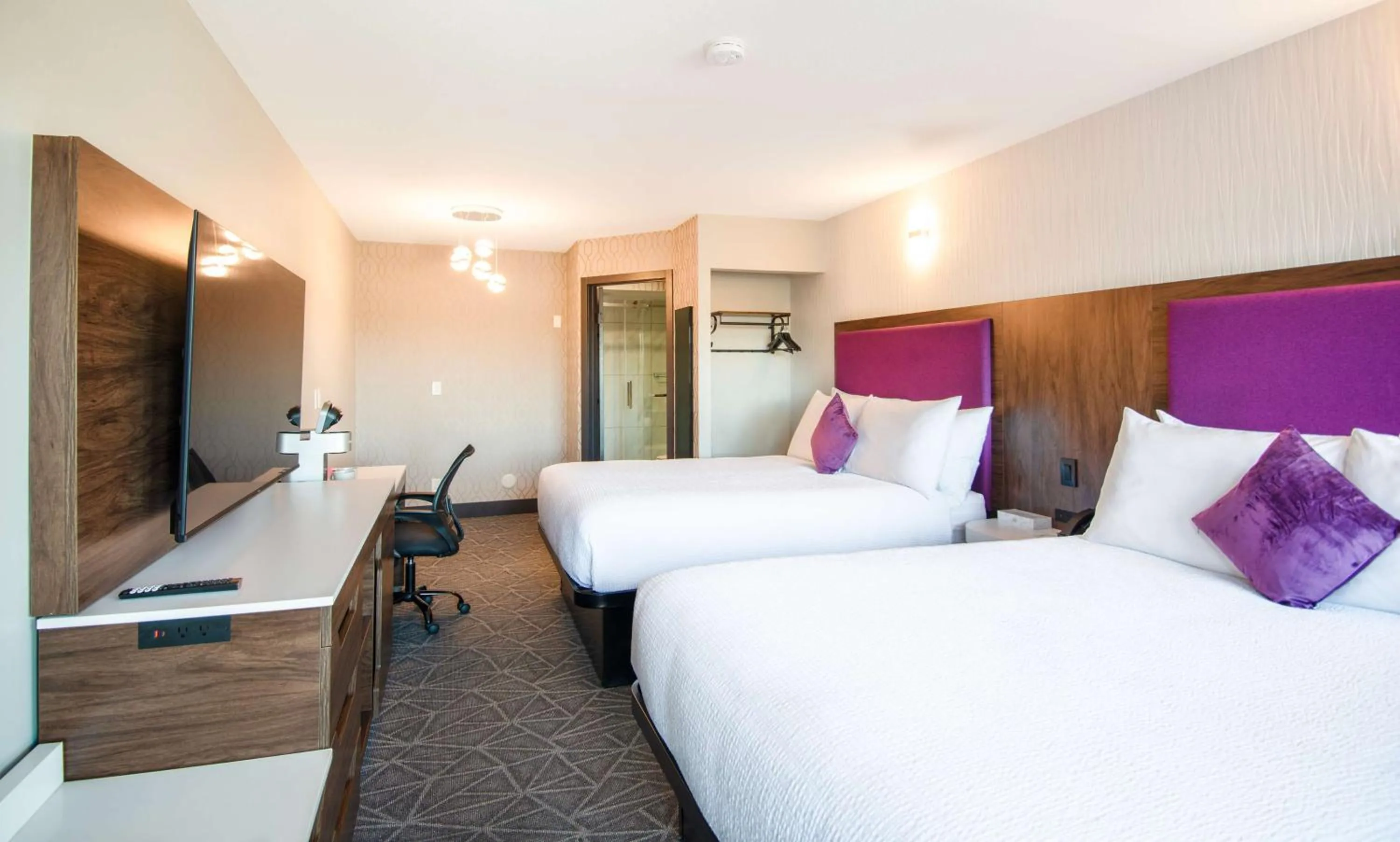 Bedroom, Bed in Travelodge by Wyndham Courtenay BC