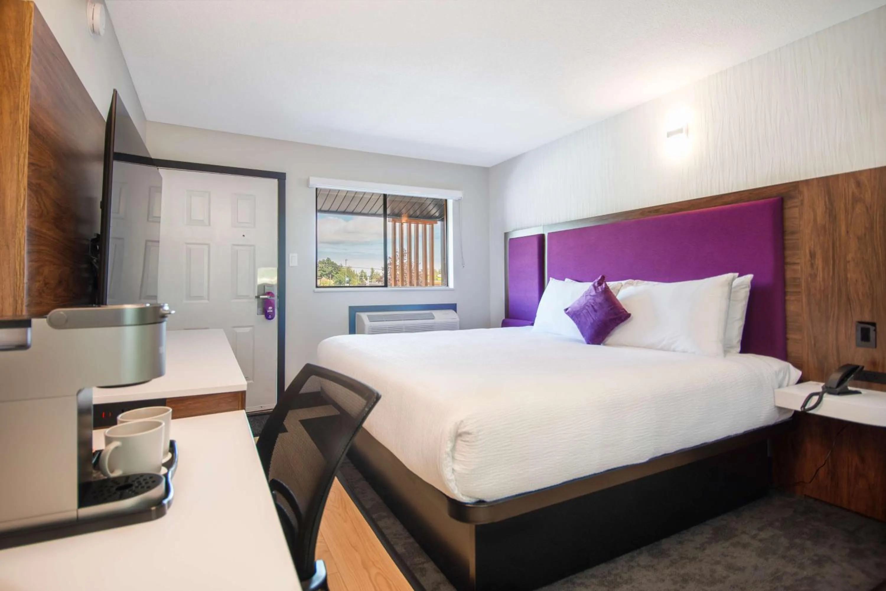 Bedroom, Bed in Travelodge by Wyndham Courtenay BC