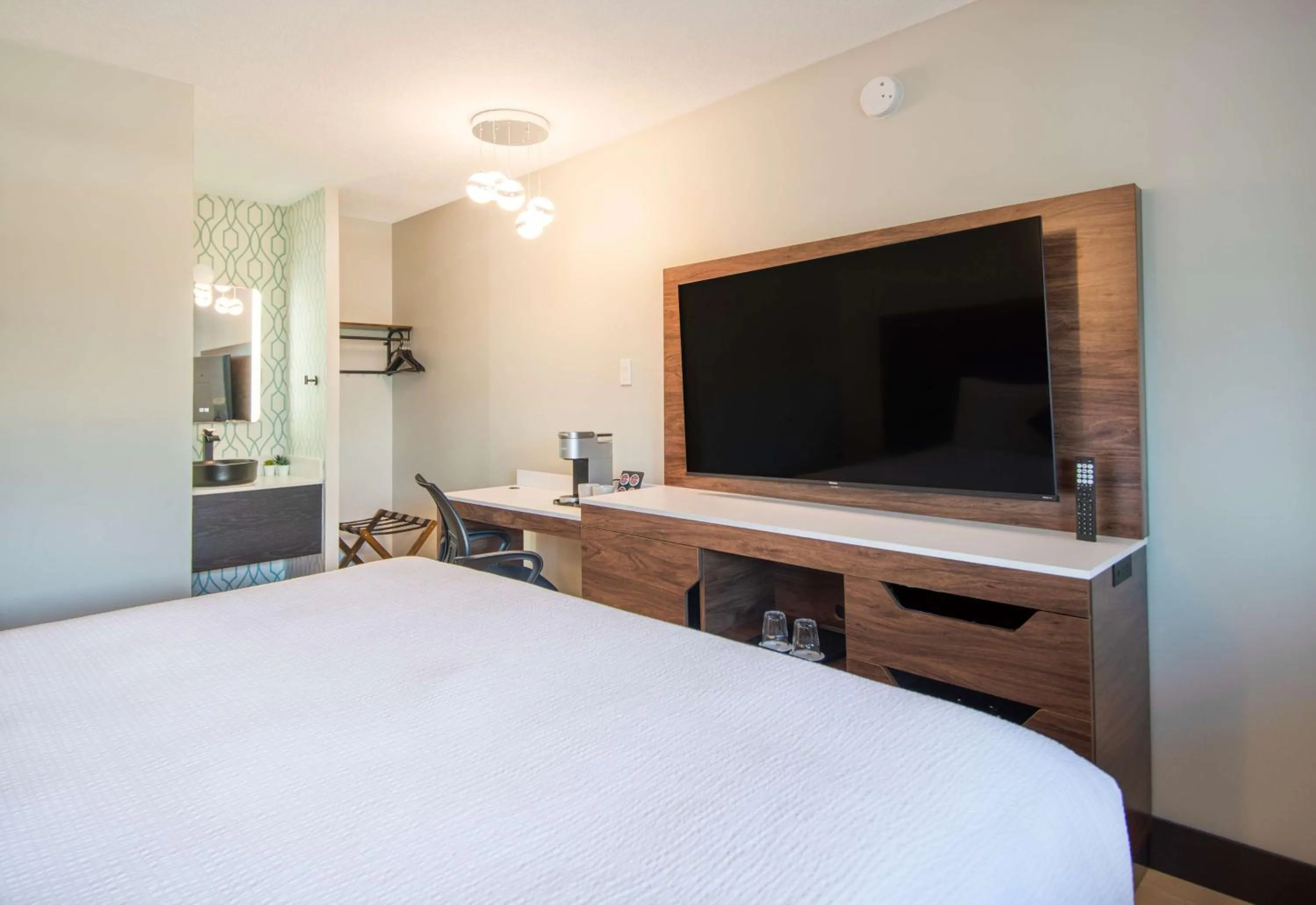 Bedroom, Bed in Travelodge by Wyndham Courtenay BC