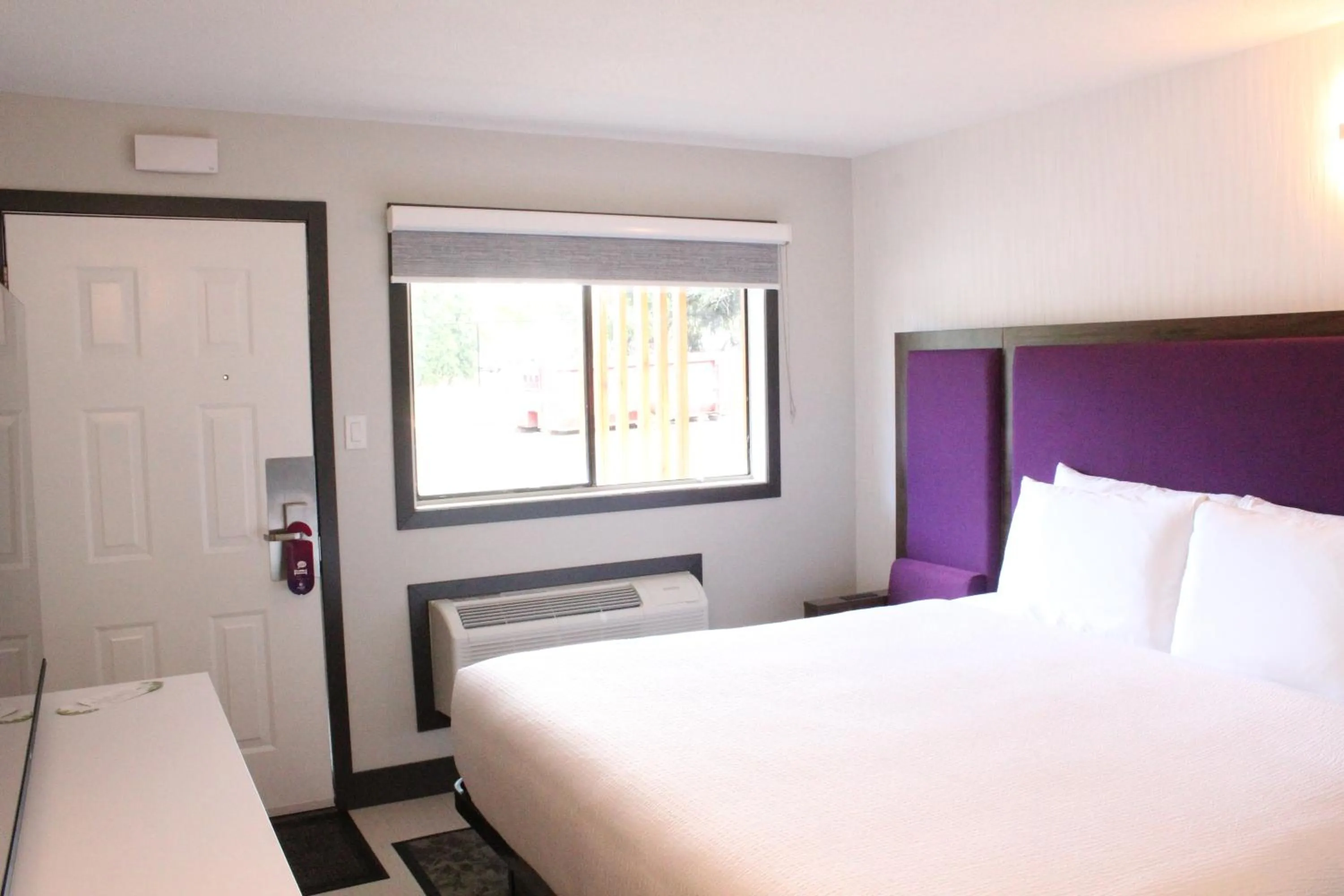 Bedroom, Bed in Travelodge by Wyndham Courtenay BC