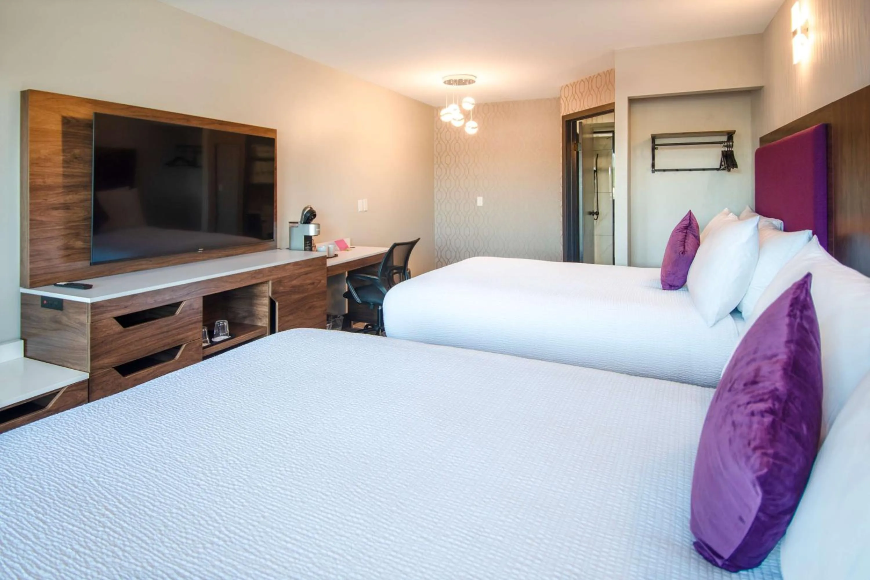 Bedroom, Bed in Travelodge by Wyndham Courtenay BC