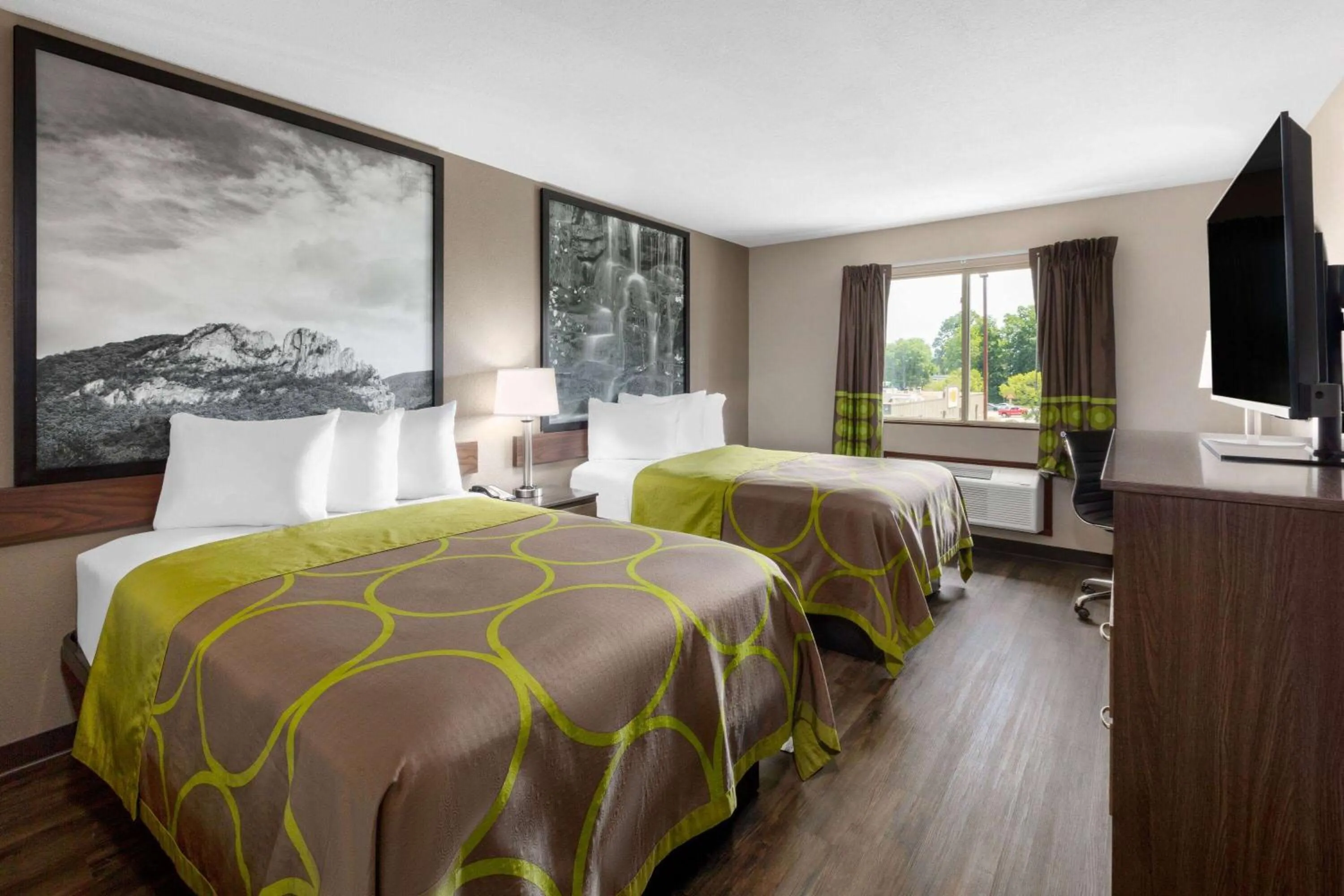 Photo of the whole room, Bed in Super 8 by Wyndham Fairmont