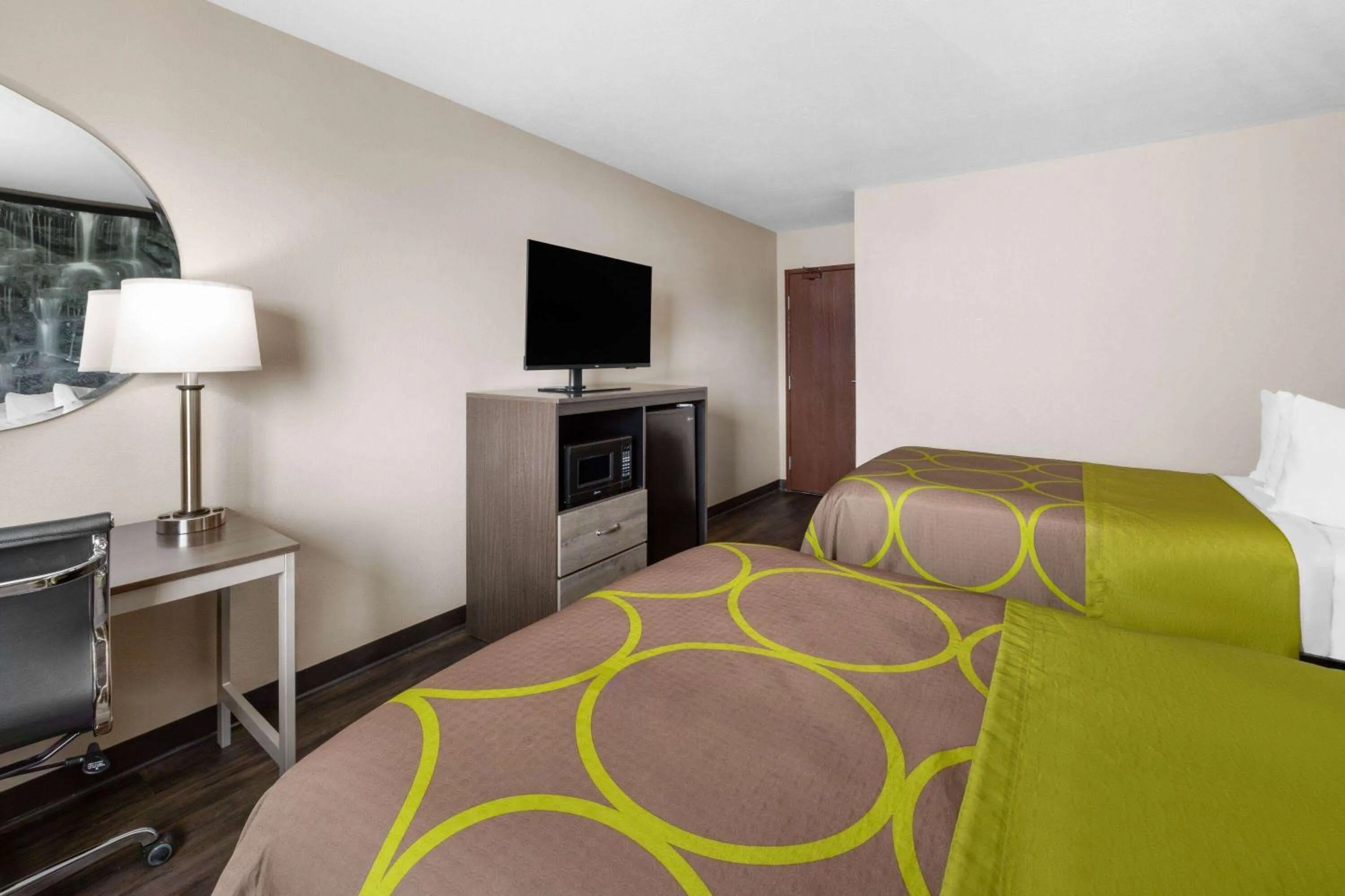 Photo of the whole room, Bed in Super 8 by Wyndham Fairmont