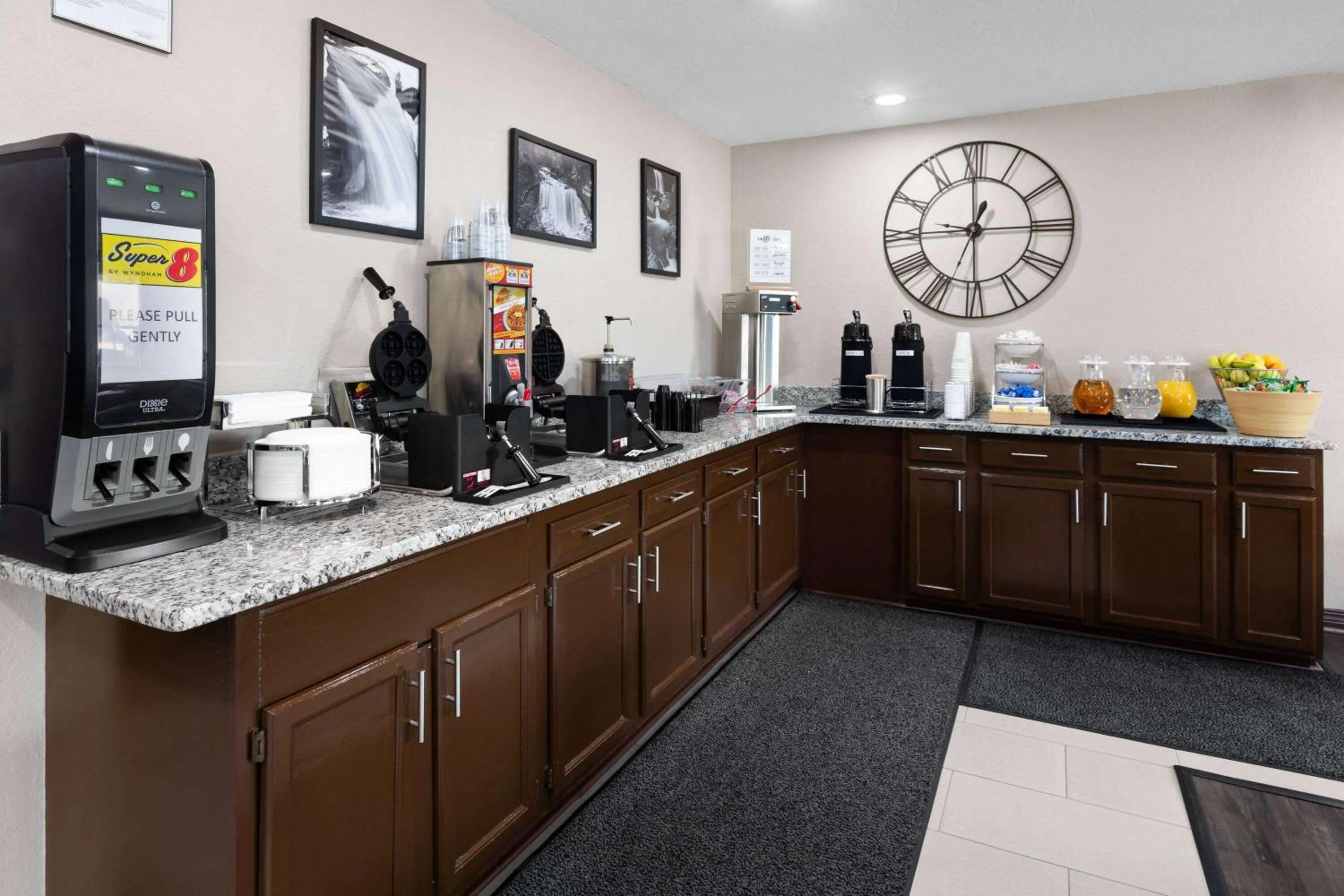 Coffee/tea facilities in Super 8 by Wyndham Fairmont
