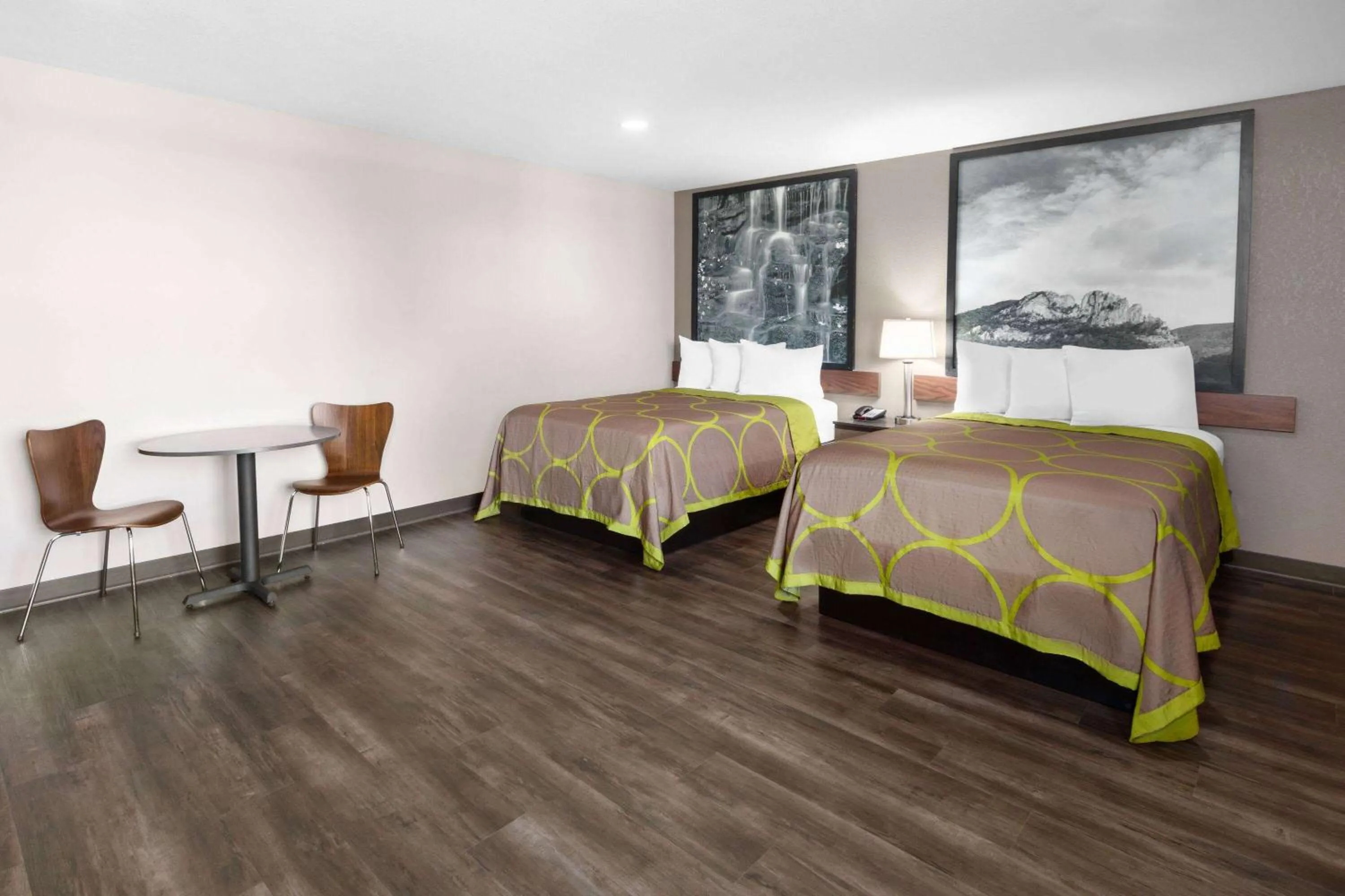 Photo of the whole room, Bed in Super 8 by Wyndham Fairmont