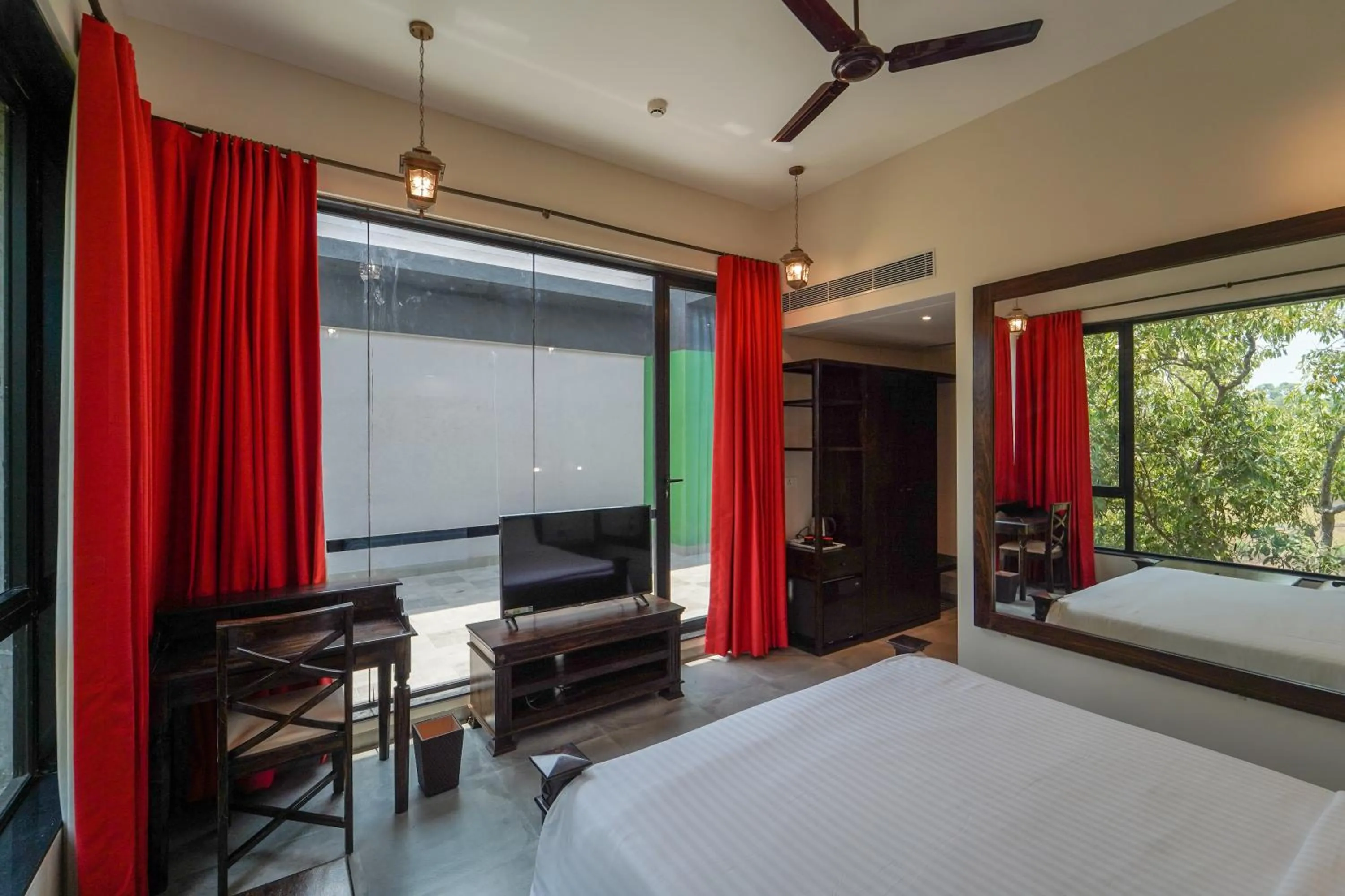 TV and multimedia, Bed in Triose Boutique Hotel Lonavala