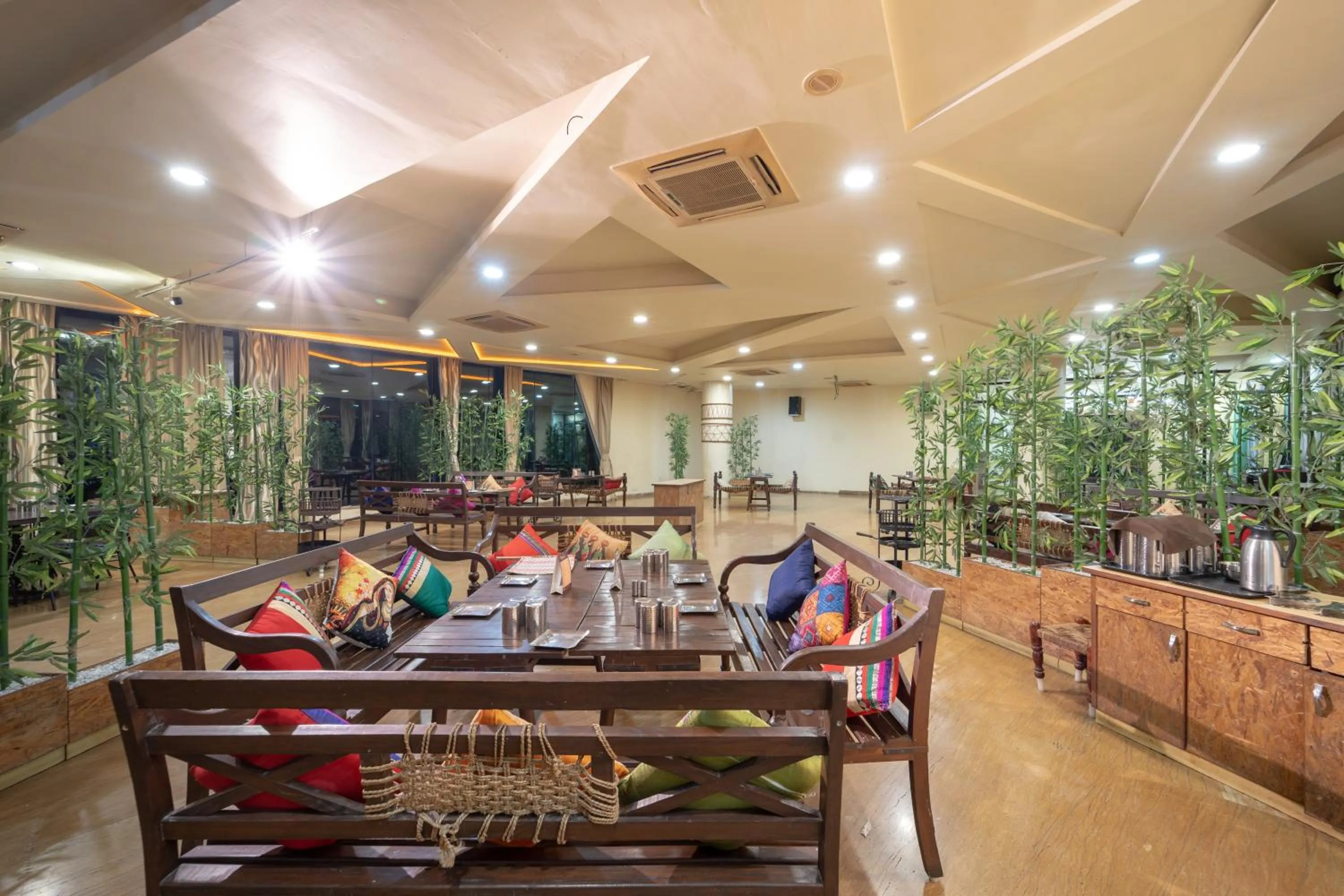 Restaurant/places to eat in Triose Boutique Hotel Lonavala
