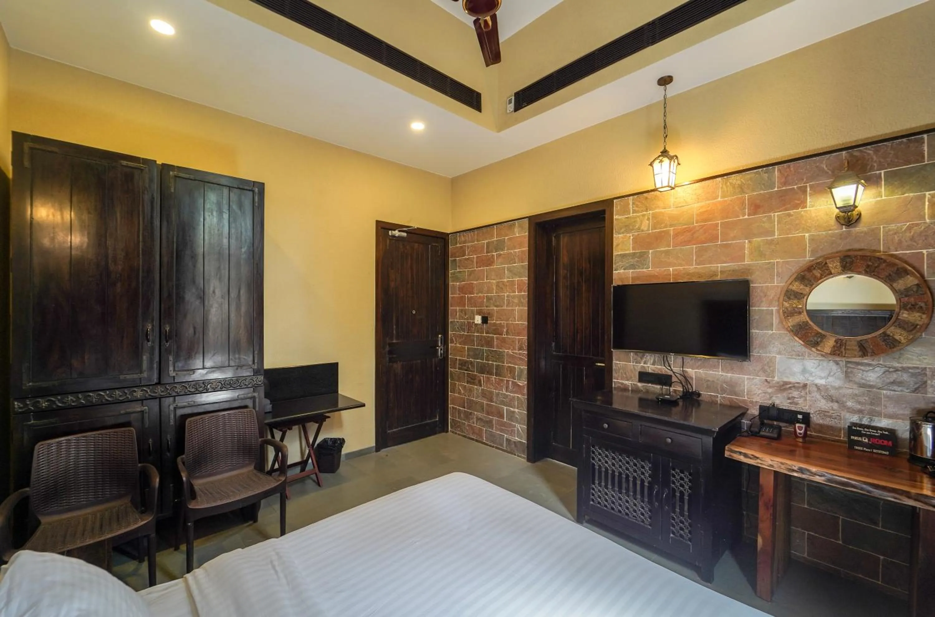 TV and multimedia, Bed in Triose Boutique Hotel Lonavala