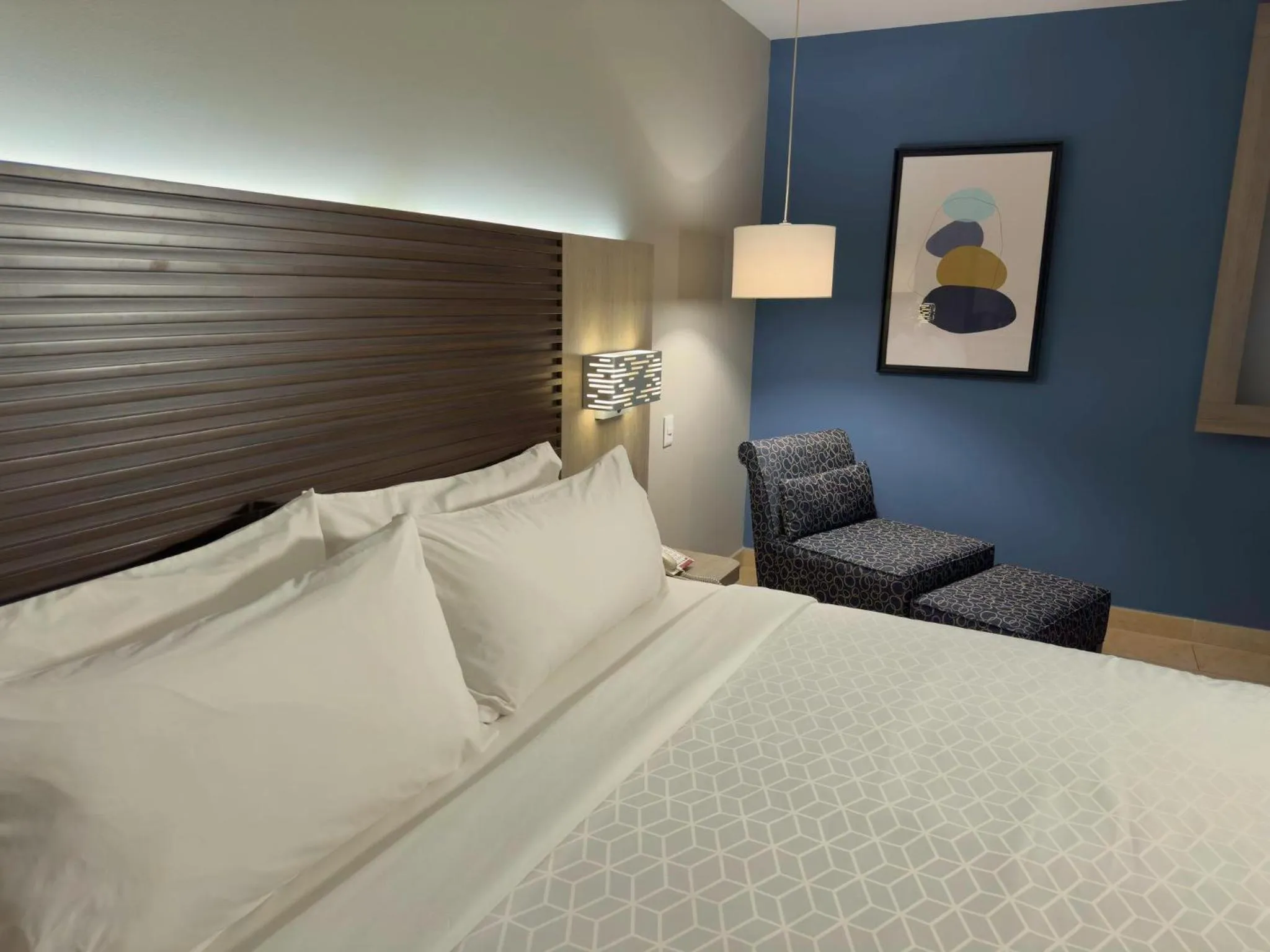Photo of the whole room, Bed in Holiday Inn Express Mérida by IHG