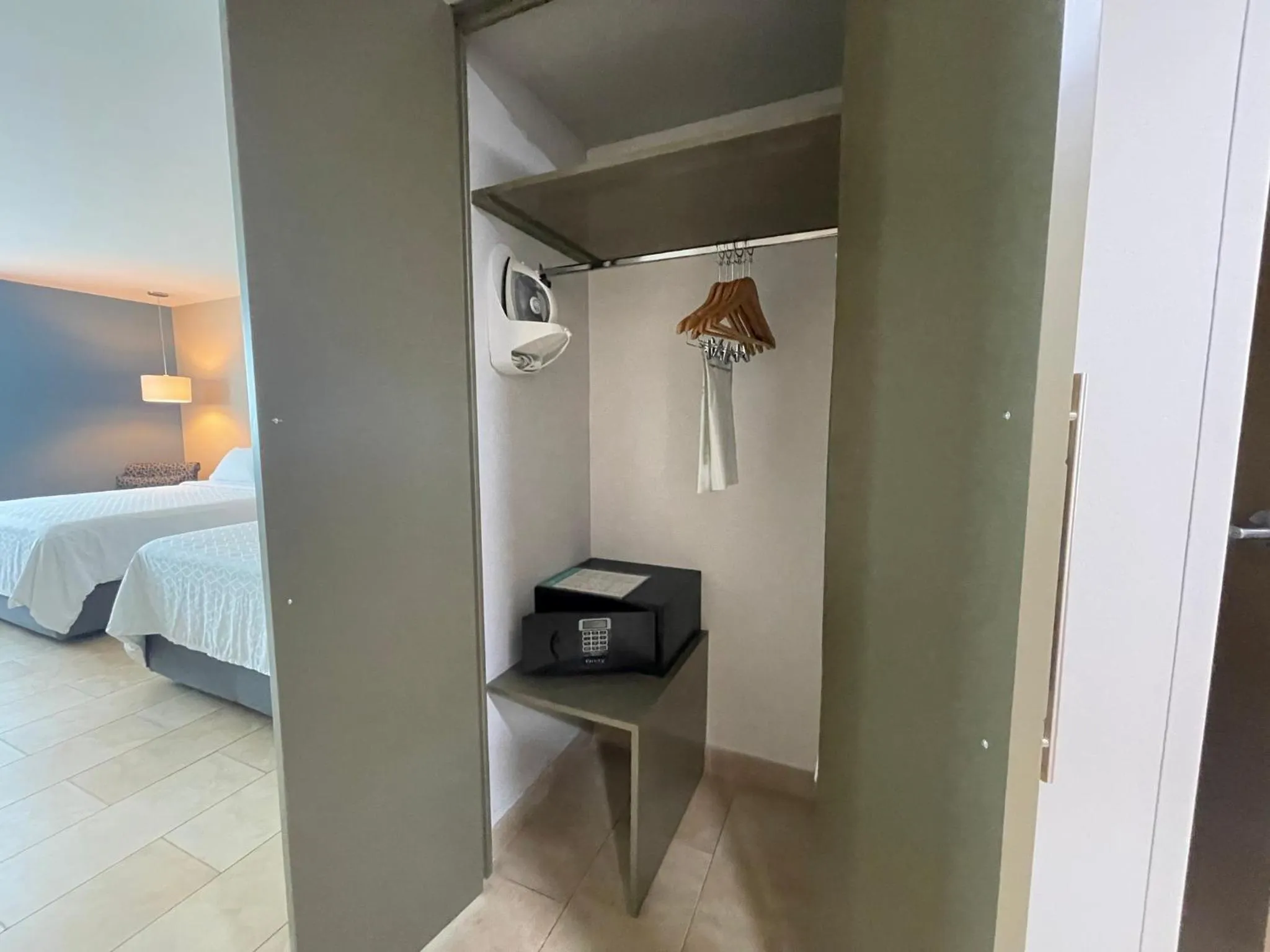 Photo of the whole room, Bed in Holiday Inn Express Mérida by IHG