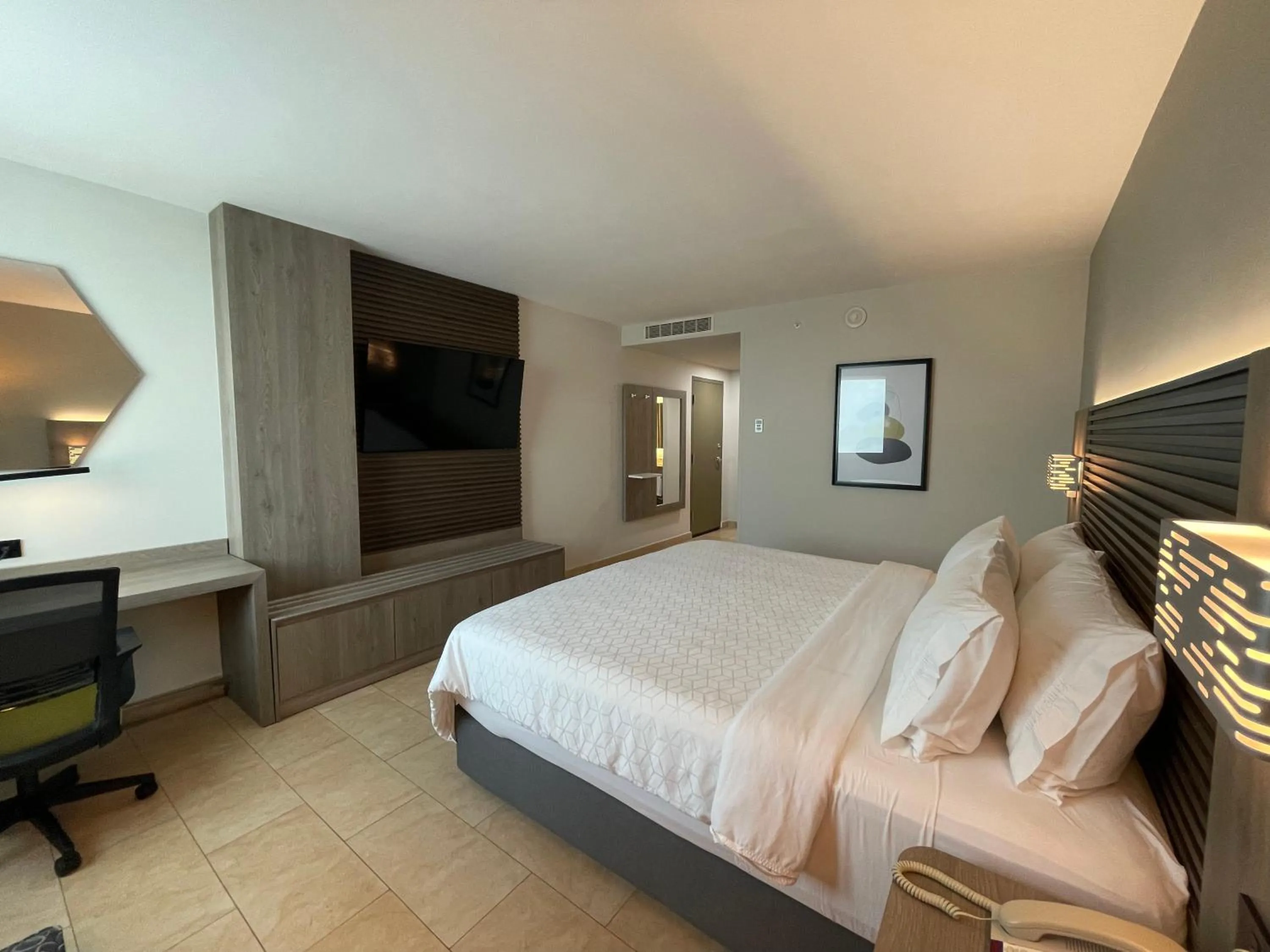 Bedroom, Bed in Holiday Inn Express Mérida by IHG