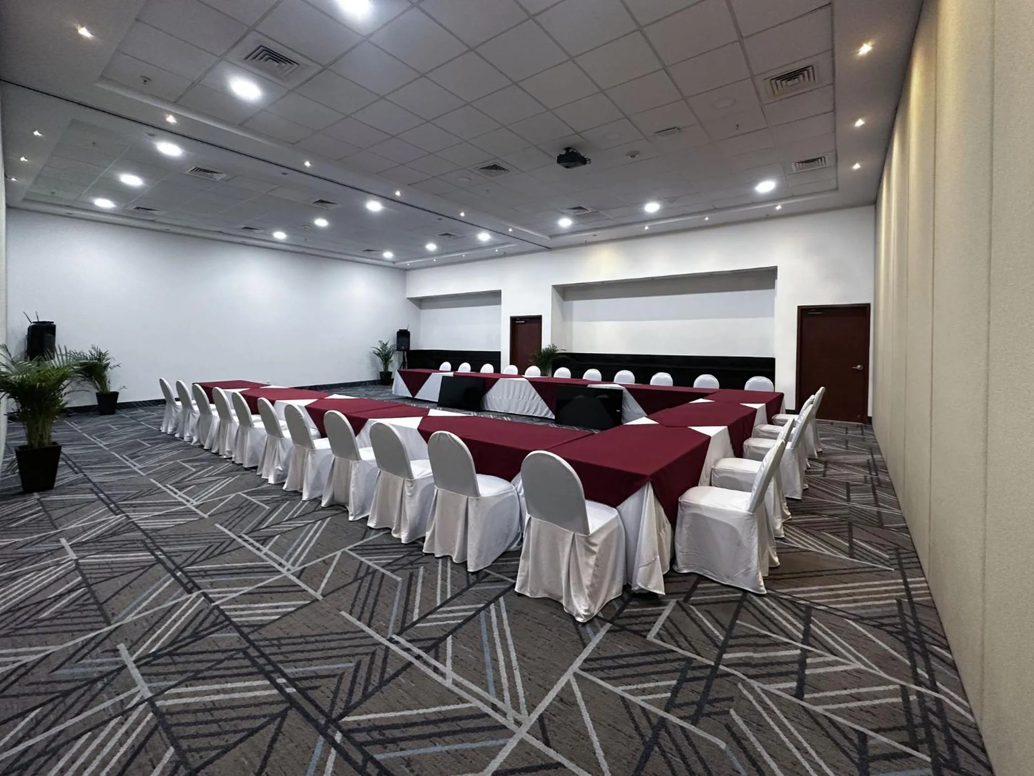 Meeting/conference room in Holiday Inn Express Mérida by IHG