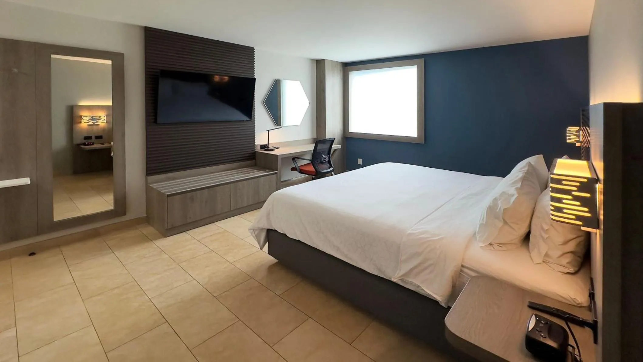 Photo of the whole room, Bed in Holiday Inn Express Mérida by IHG