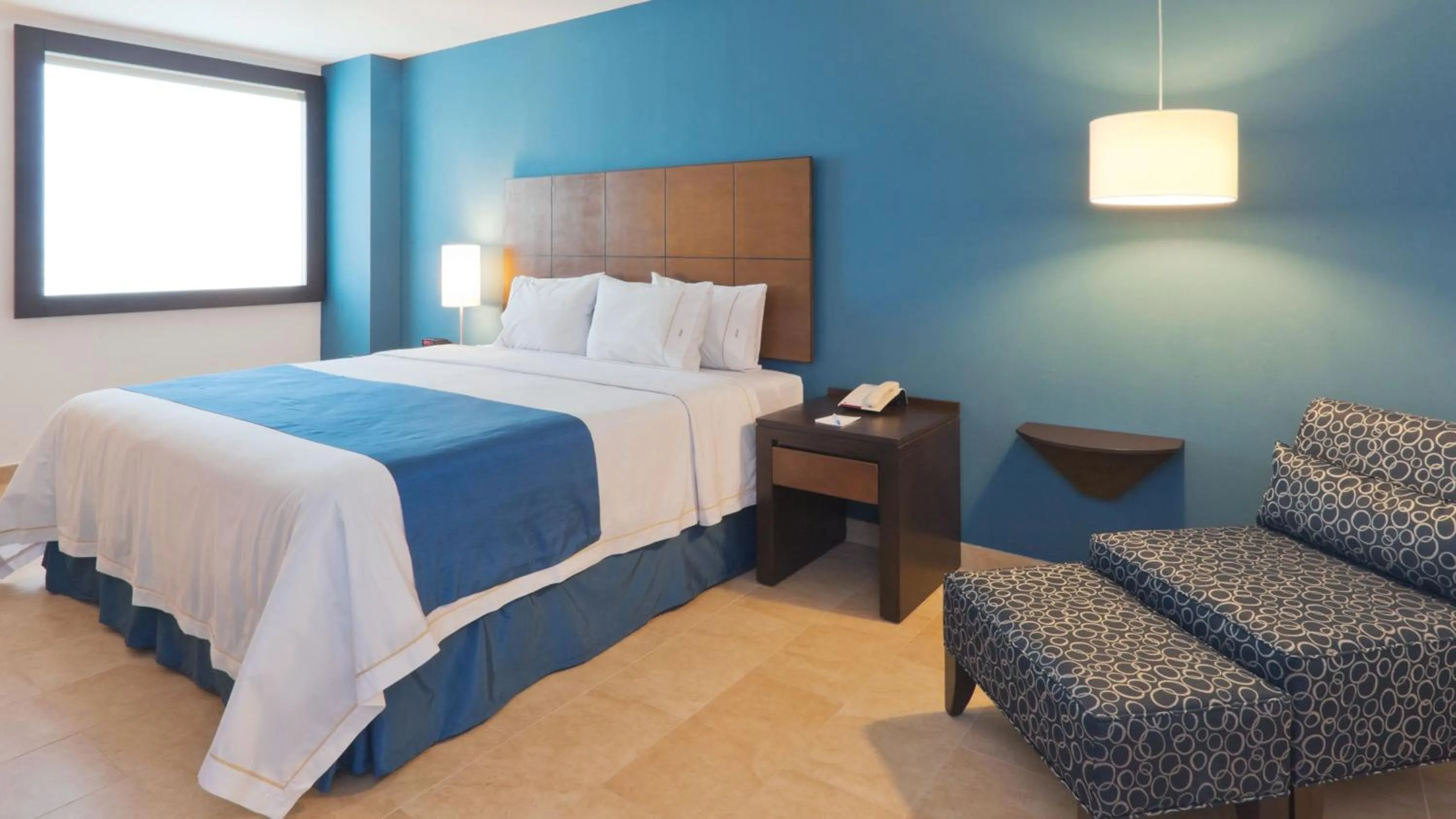 Photo of the whole room, Bed in Holiday Inn Express Mérida by IHG