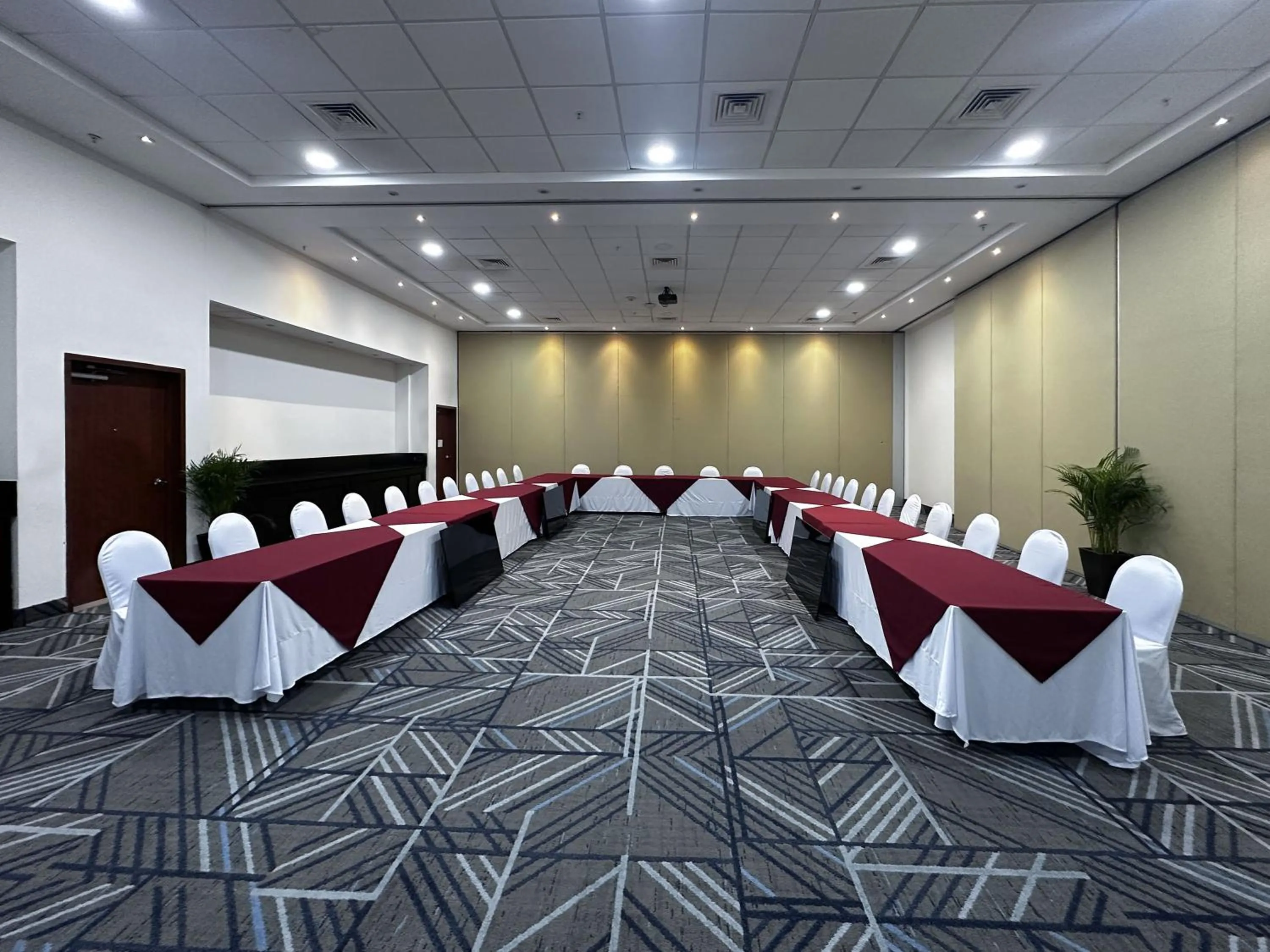 Meeting/conference room in Holiday Inn Express Mérida by IHG