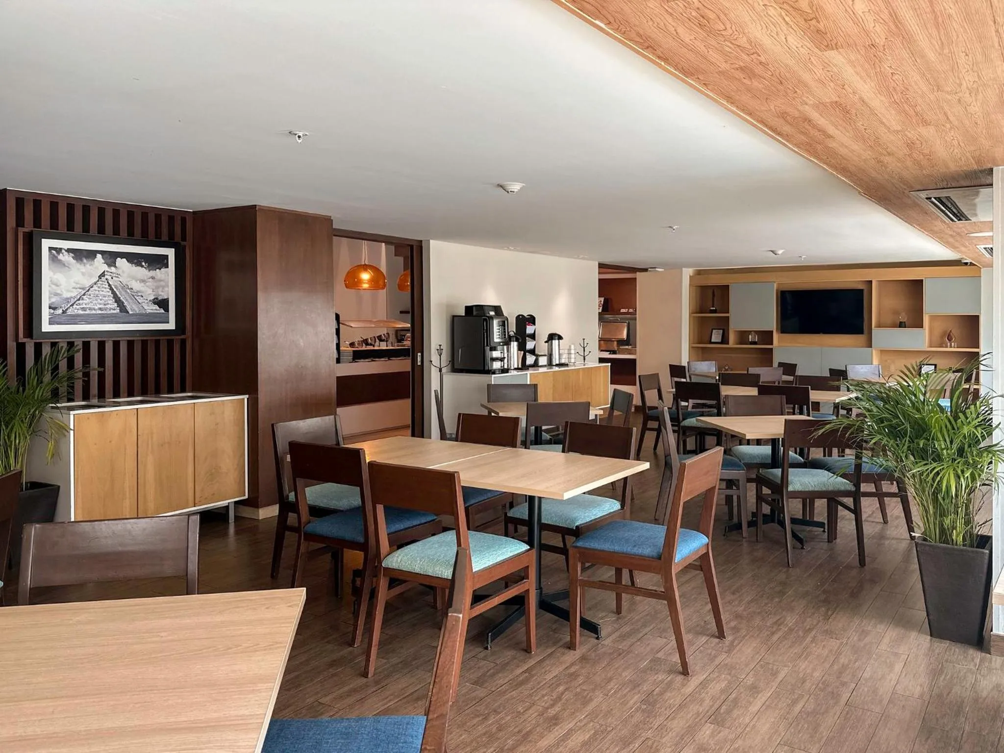 Restaurant/places to eat in Holiday Inn Express Mérida by IHG