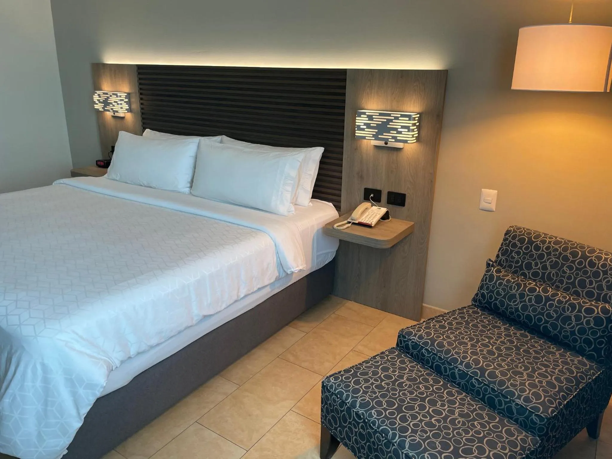 Photo of the whole room, Bed in Holiday Inn Express Mérida by IHG