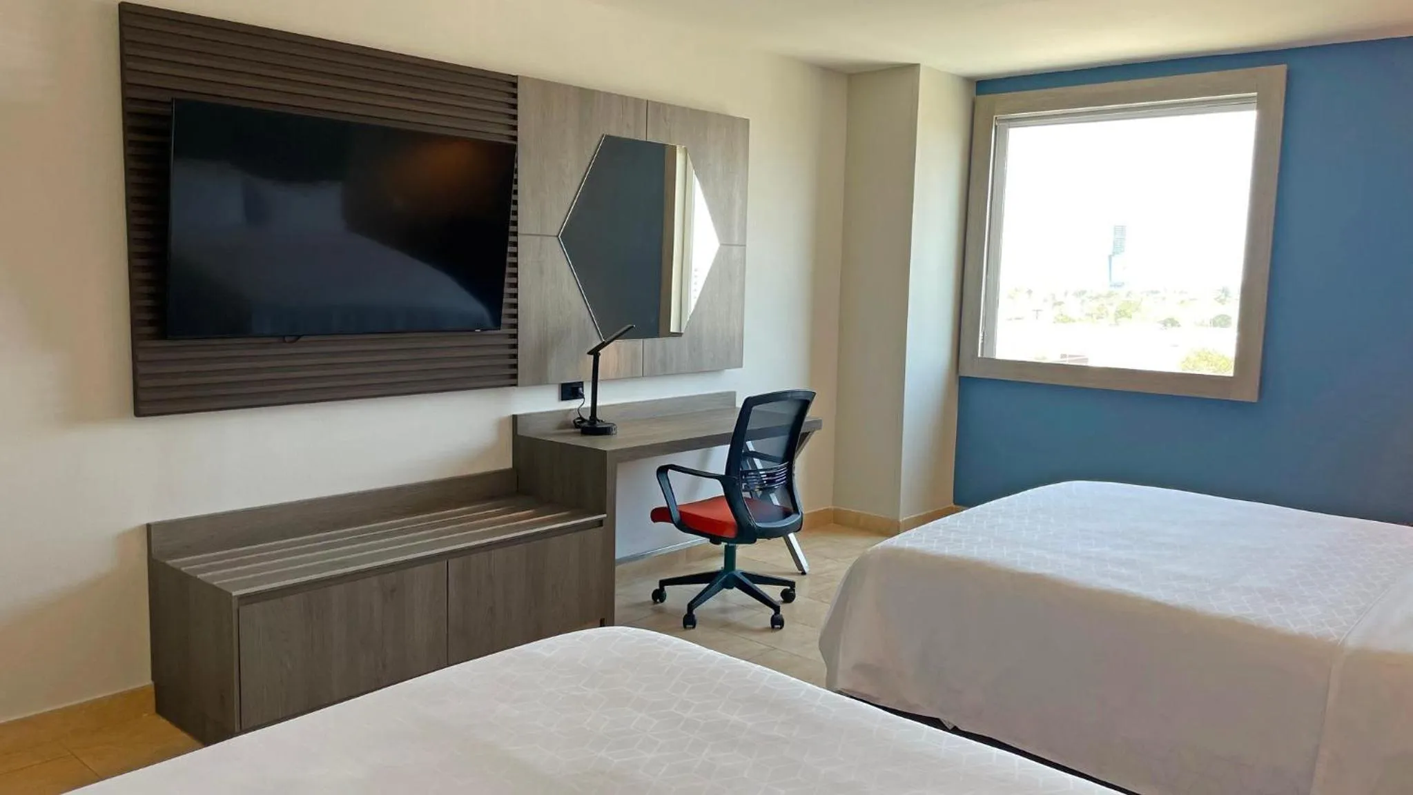 Photo of the whole room, Bed in Holiday Inn Express Mérida by IHG