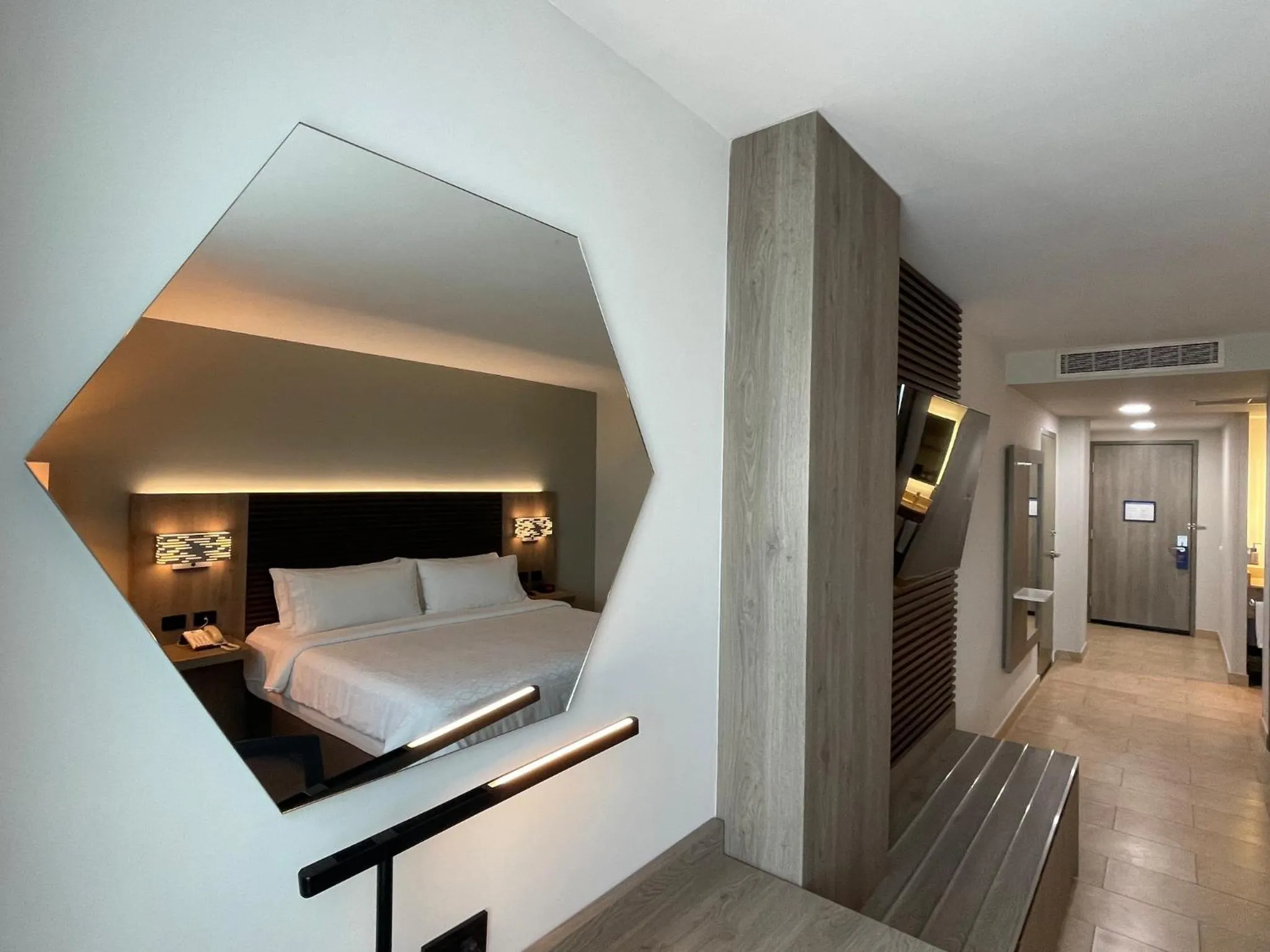 Photo of the whole room, Bed in Holiday Inn Express Mérida by IHG