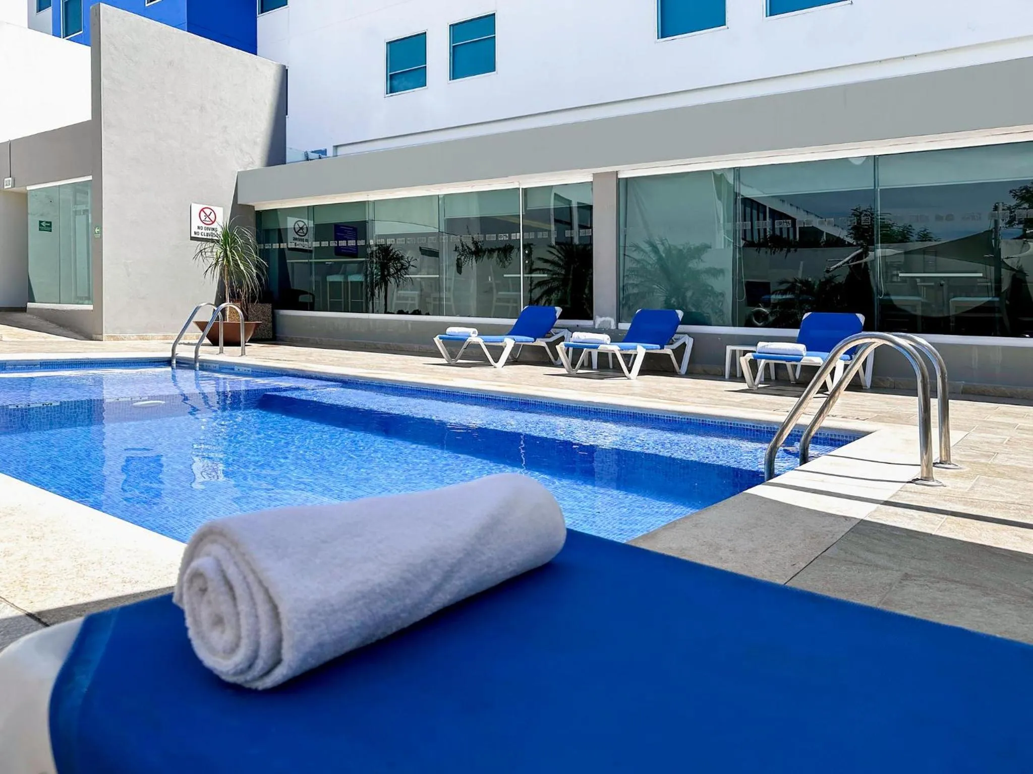 Swimming pool in Holiday Inn Express Mérida by IHG