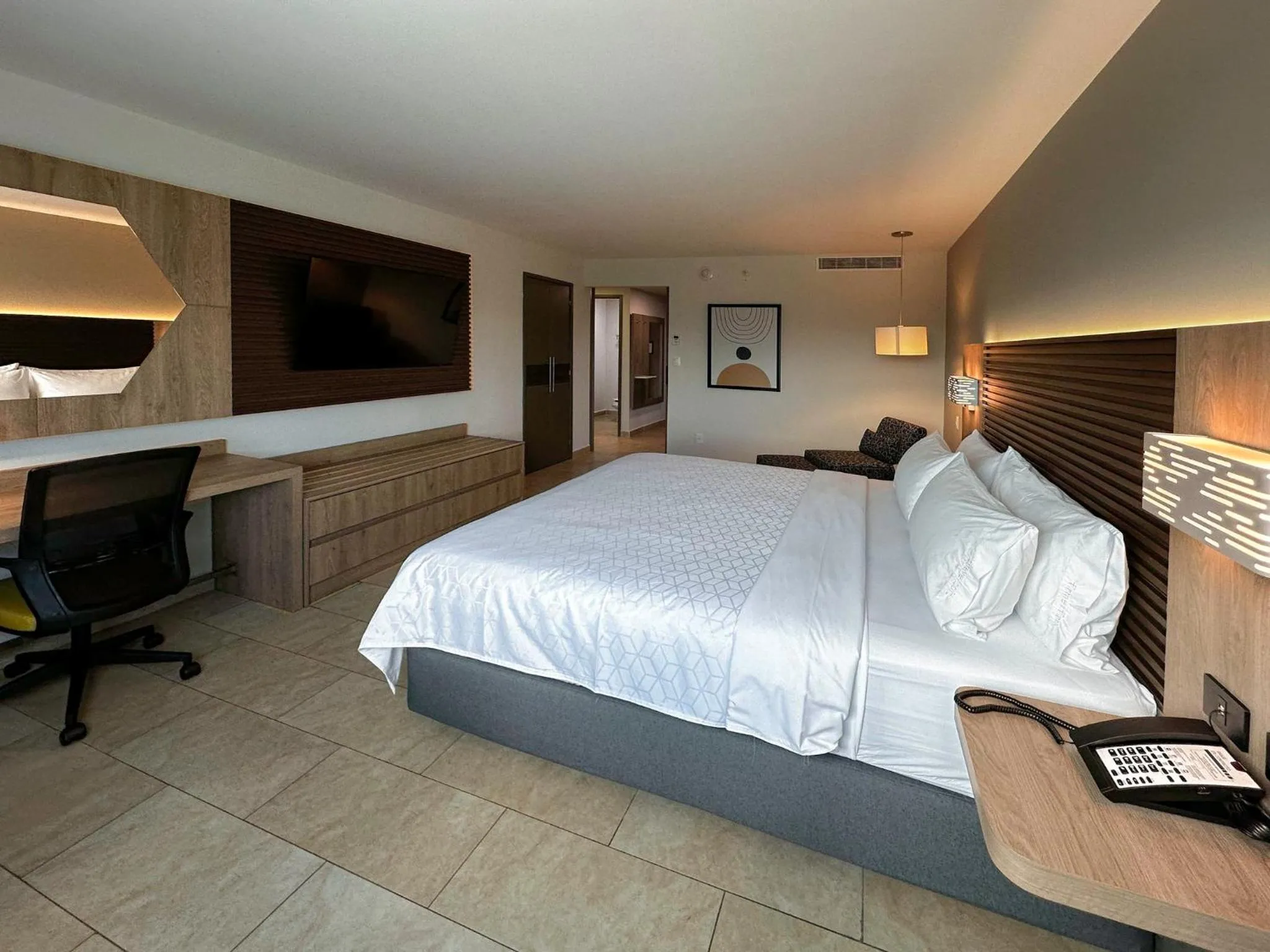 Photo of the whole room, Bed in Holiday Inn Express Mérida by IHG