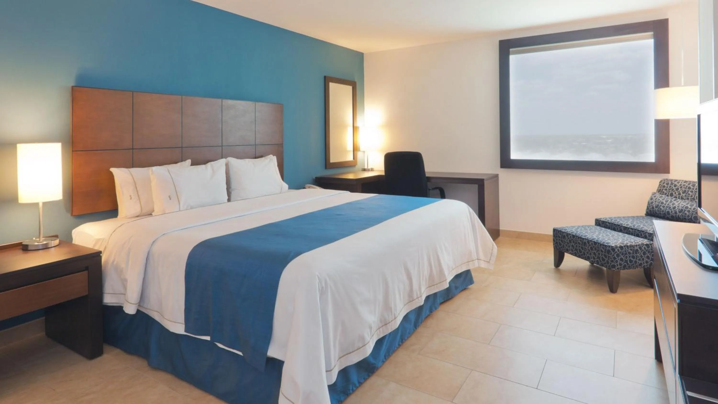 Photo of the whole room, Bed in Holiday Inn Express Mérida by IHG