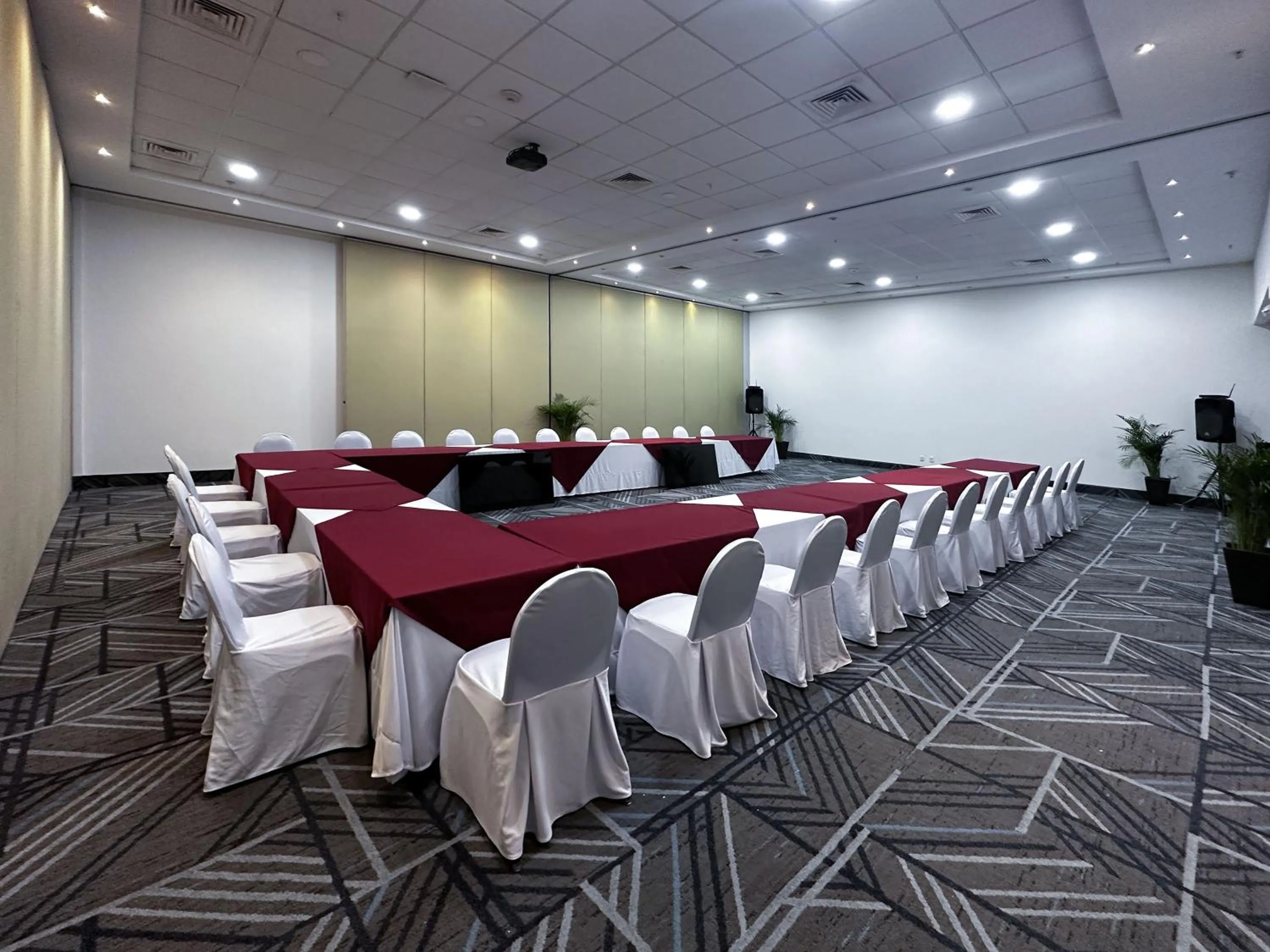 Meeting/conference room in Holiday Inn Express Mérida by IHG