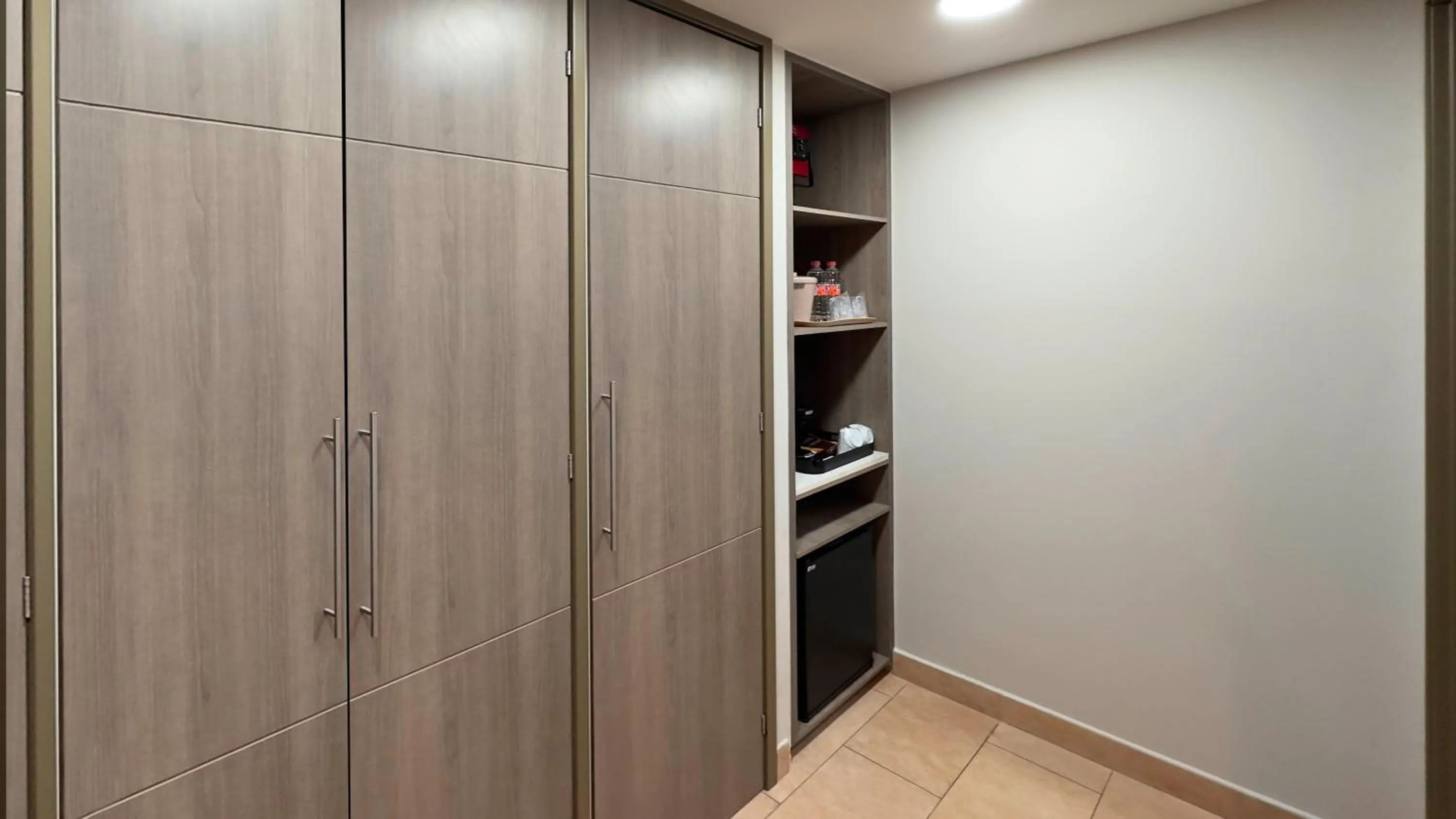 wardrobe in Holiday Inn Express Mérida by IHG