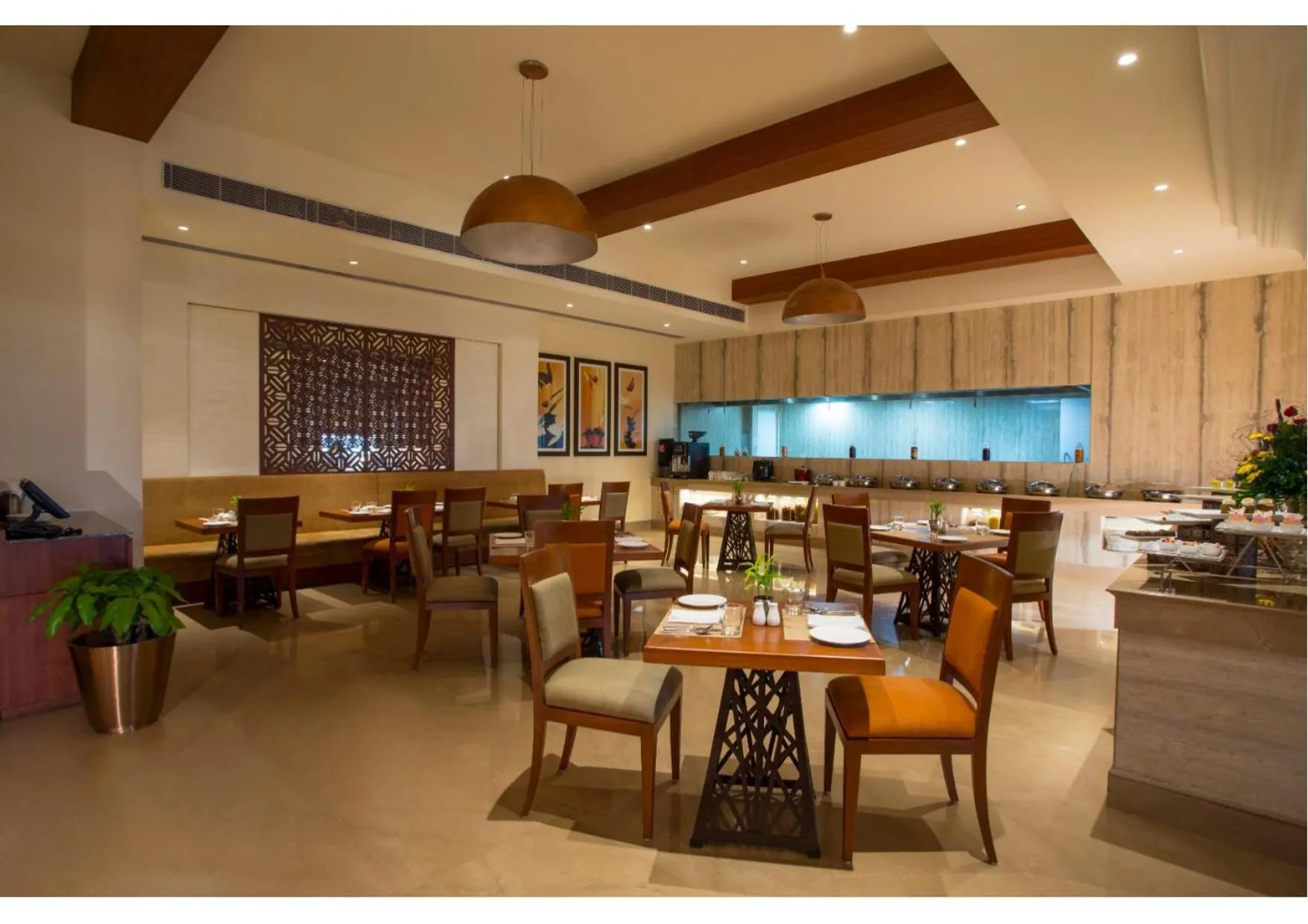 Restaurant/places to eat in Singhania Sarovar Portico