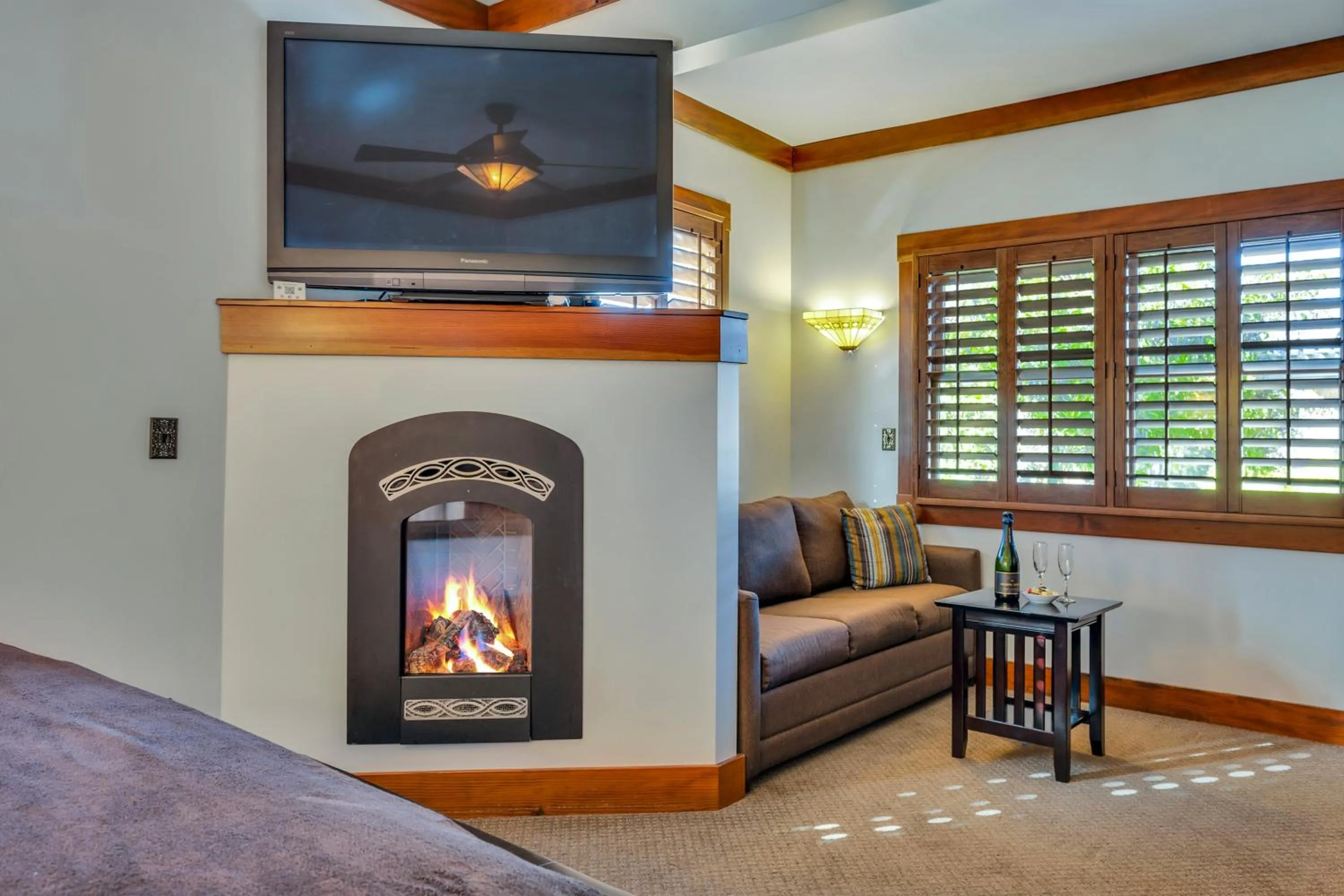 Bed in Calistoga Wine Way Inn