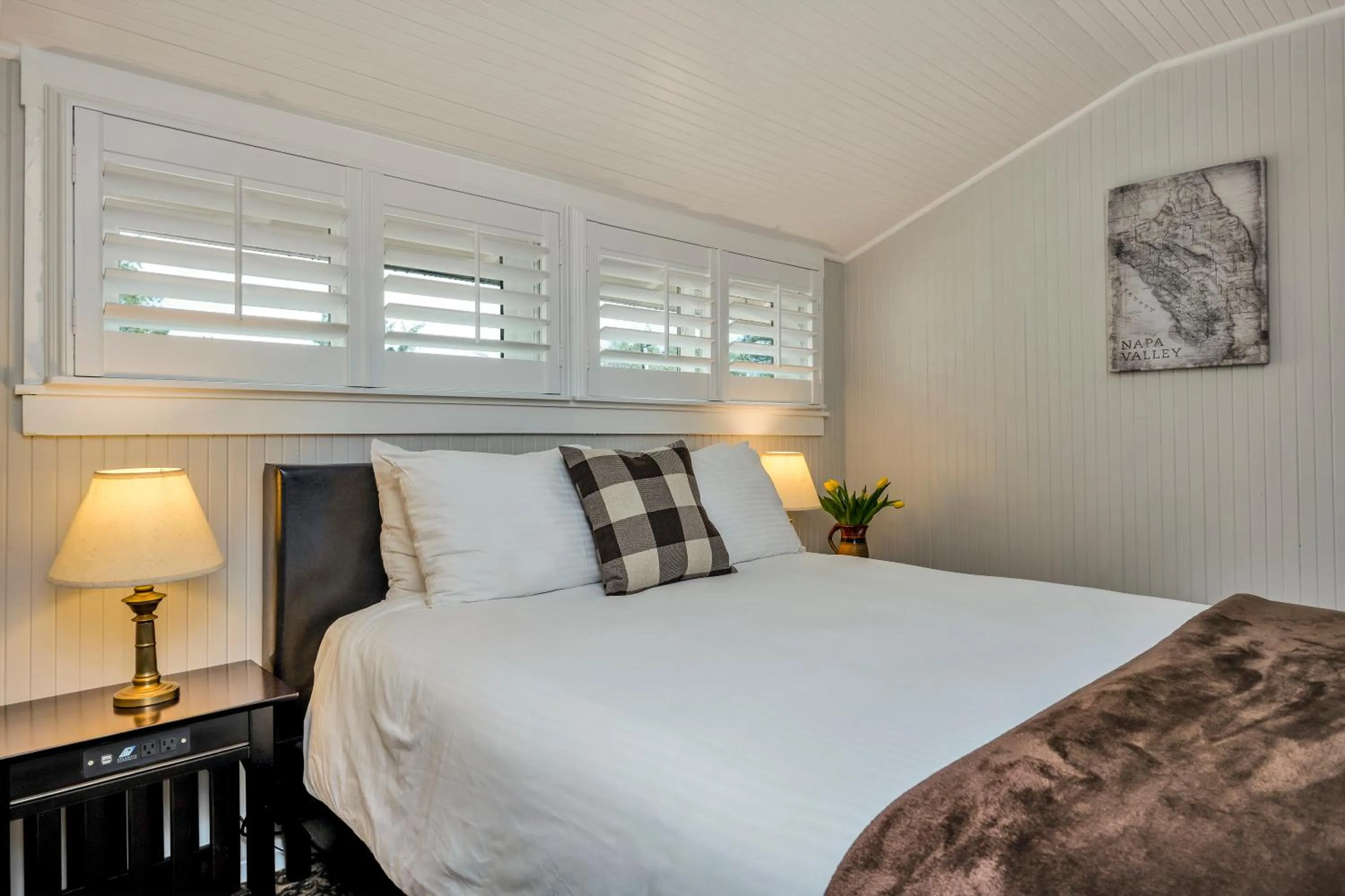 Bed in Calistoga Wine Way Inn