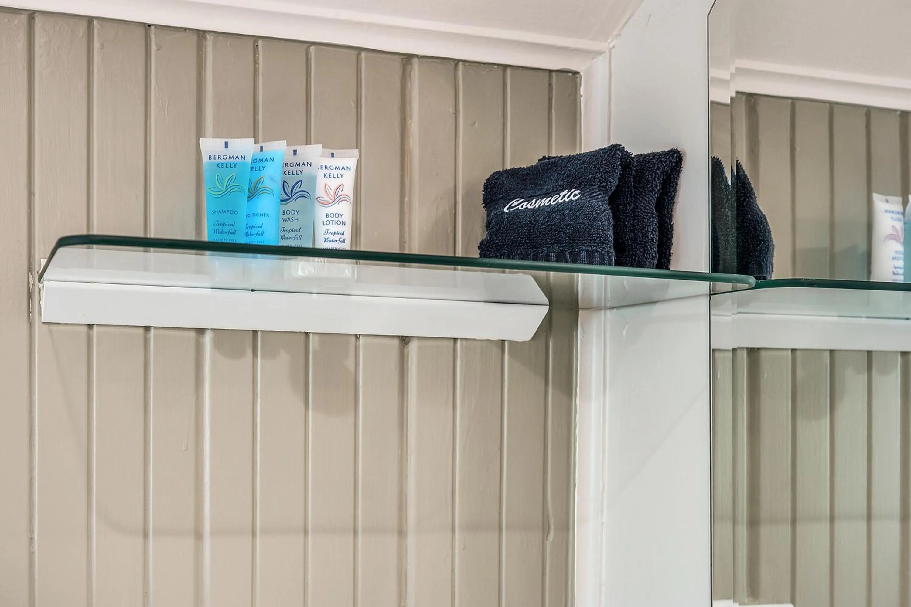 Bathroom in Calistoga Wine Way Inn