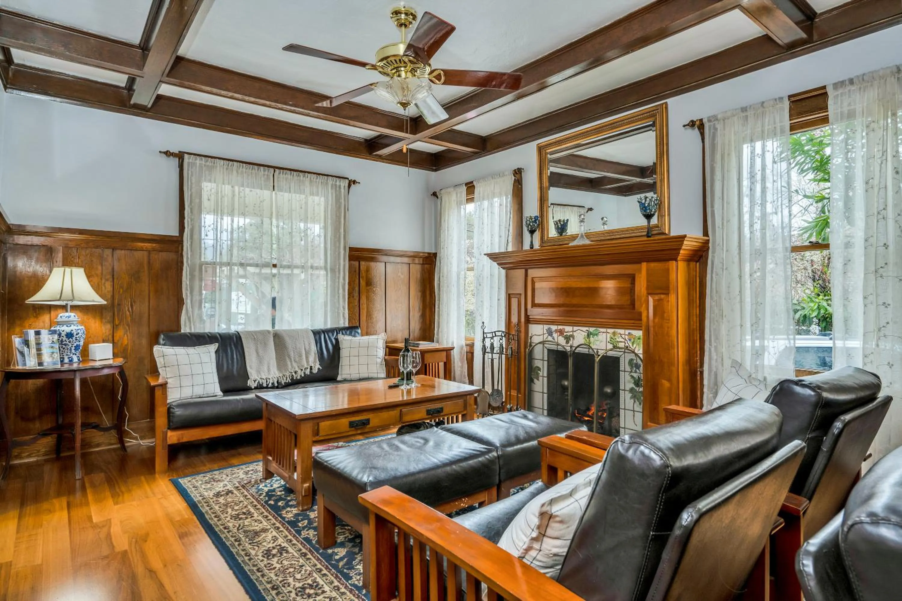 Living room in Calistoga Wine Way Inn