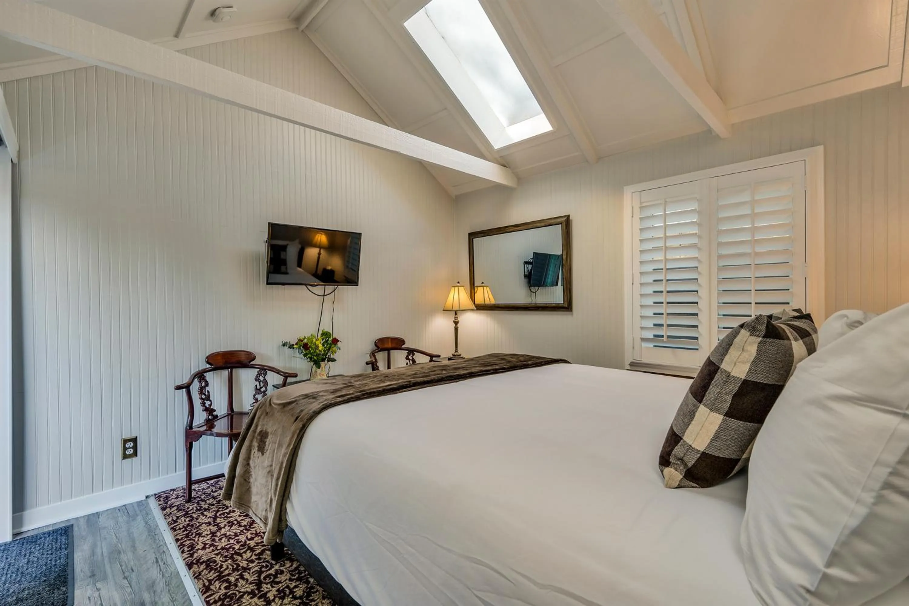 Bed in Calistoga Wine Way Inn