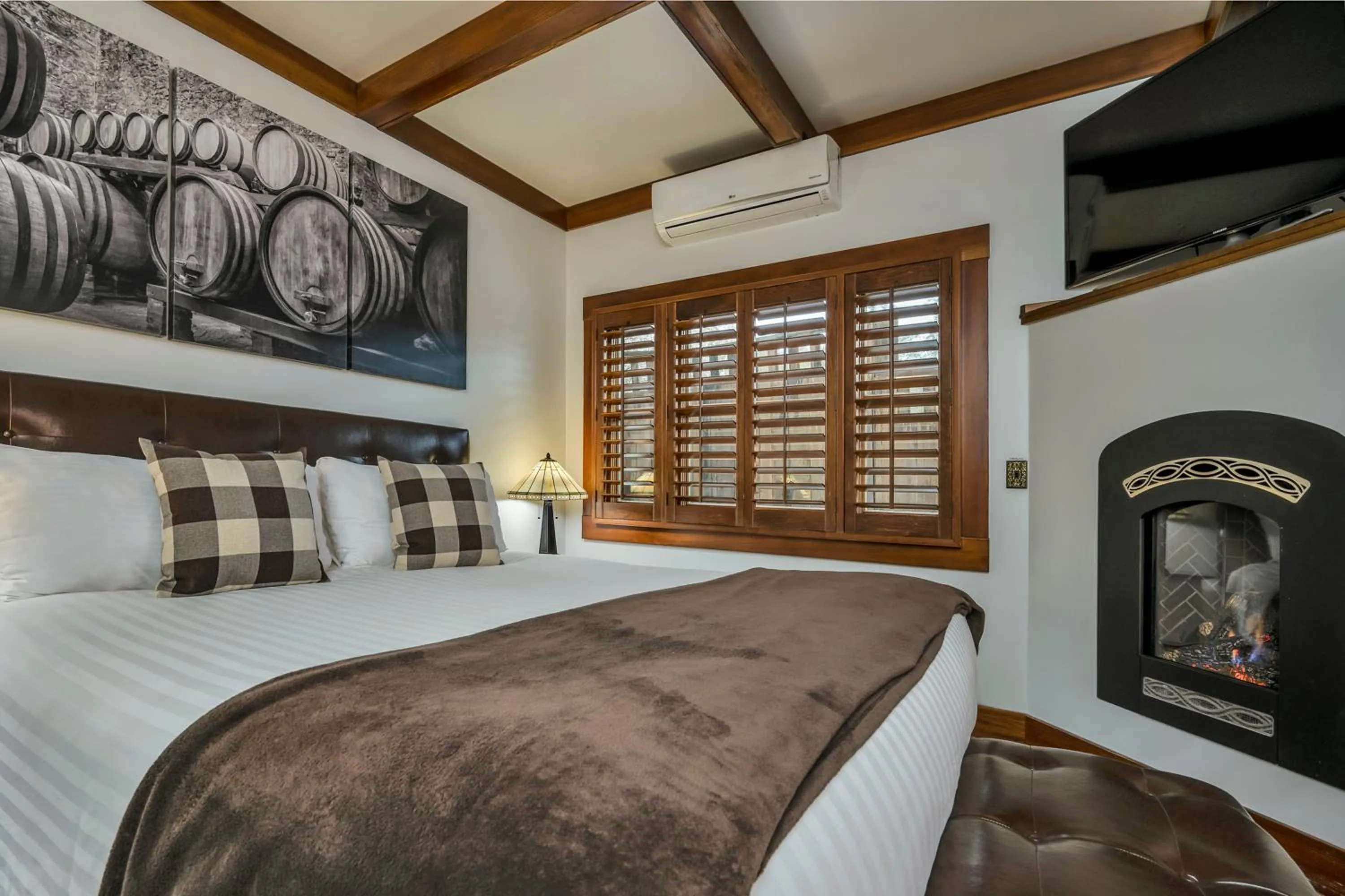 Bed in Calistoga Wine Way Inn