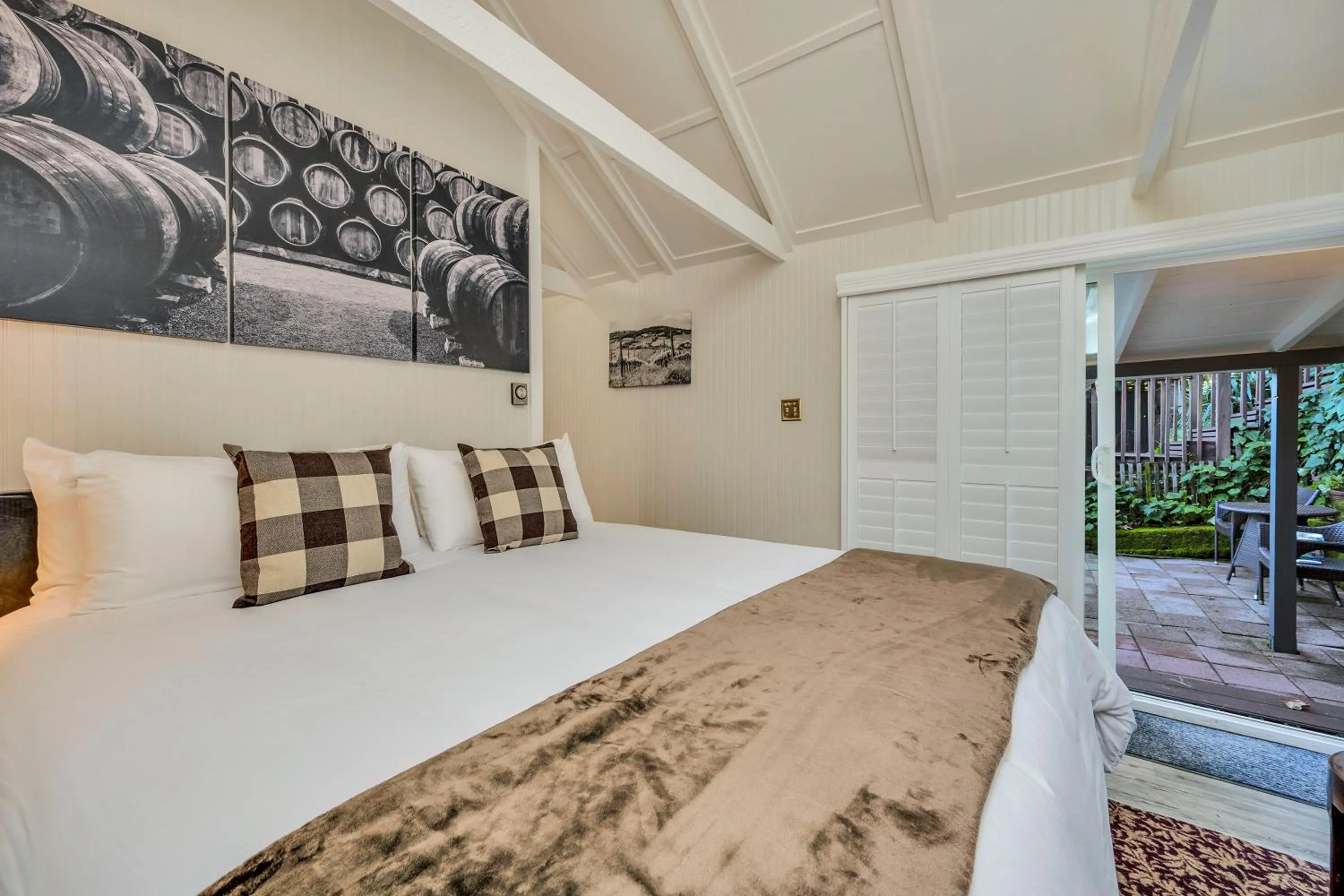 Patio, Bed in Calistoga Wine Way Inn