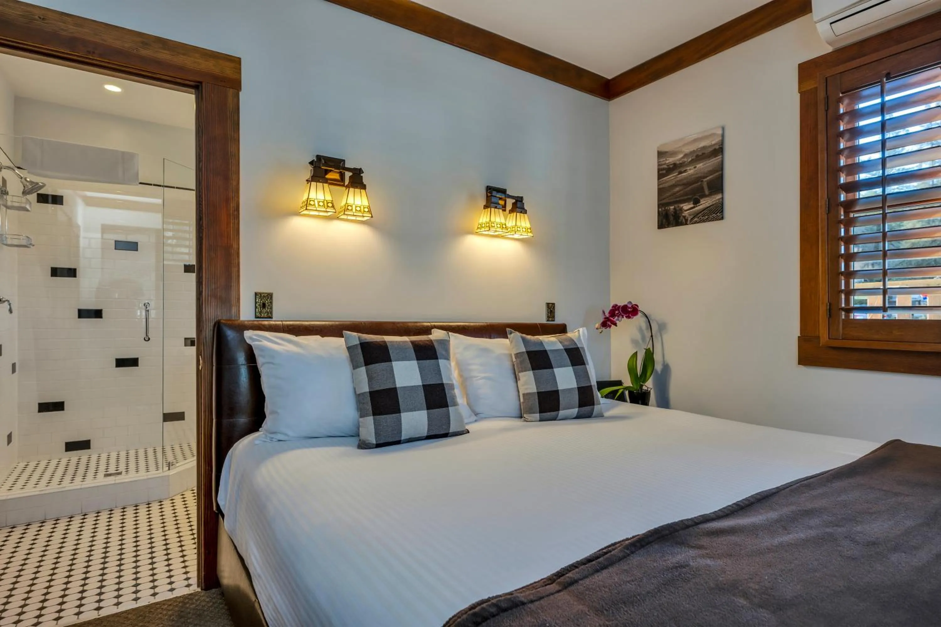 Shower, Bed in Calistoga Wine Way Inn