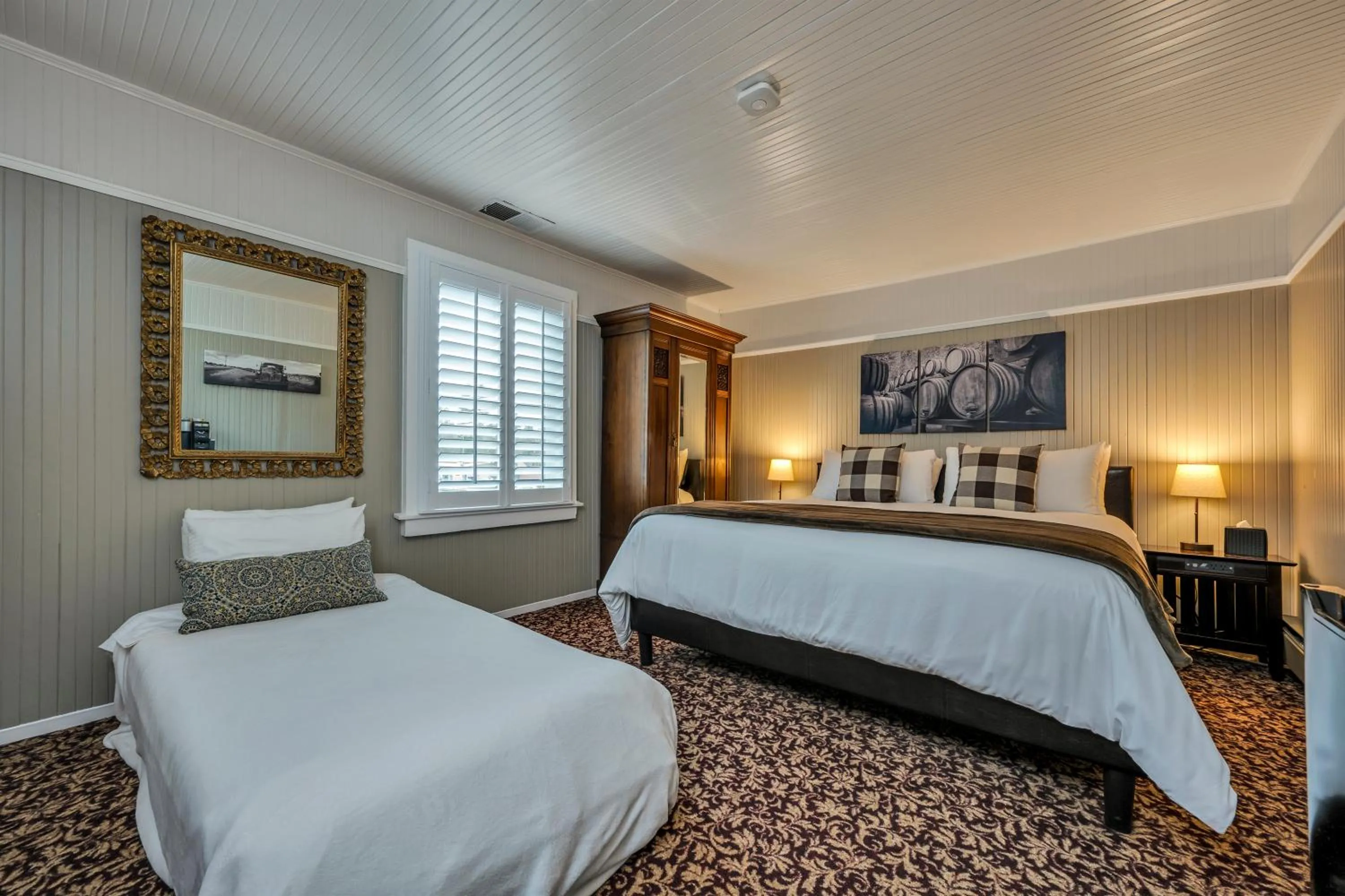 Bed in Calistoga Wine Way Inn