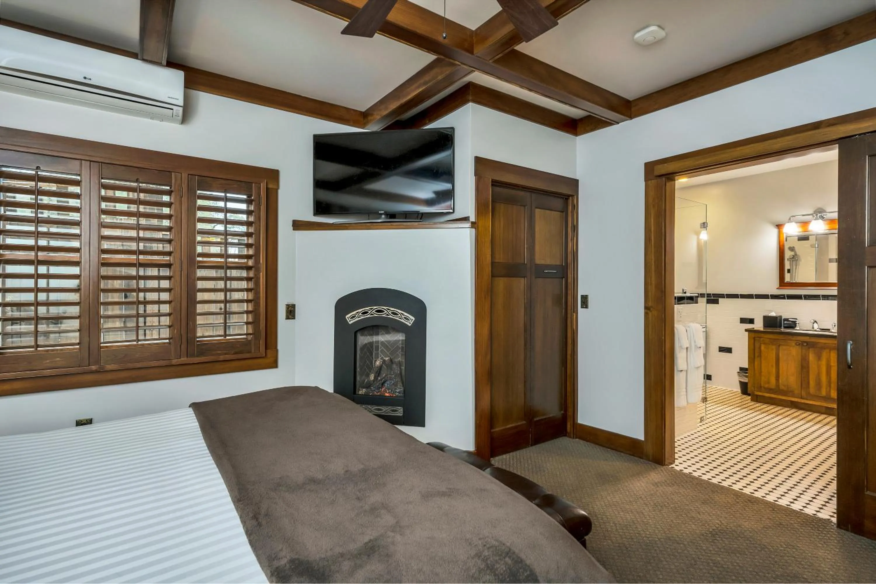 Shower, Bed in Calistoga Wine Way Inn