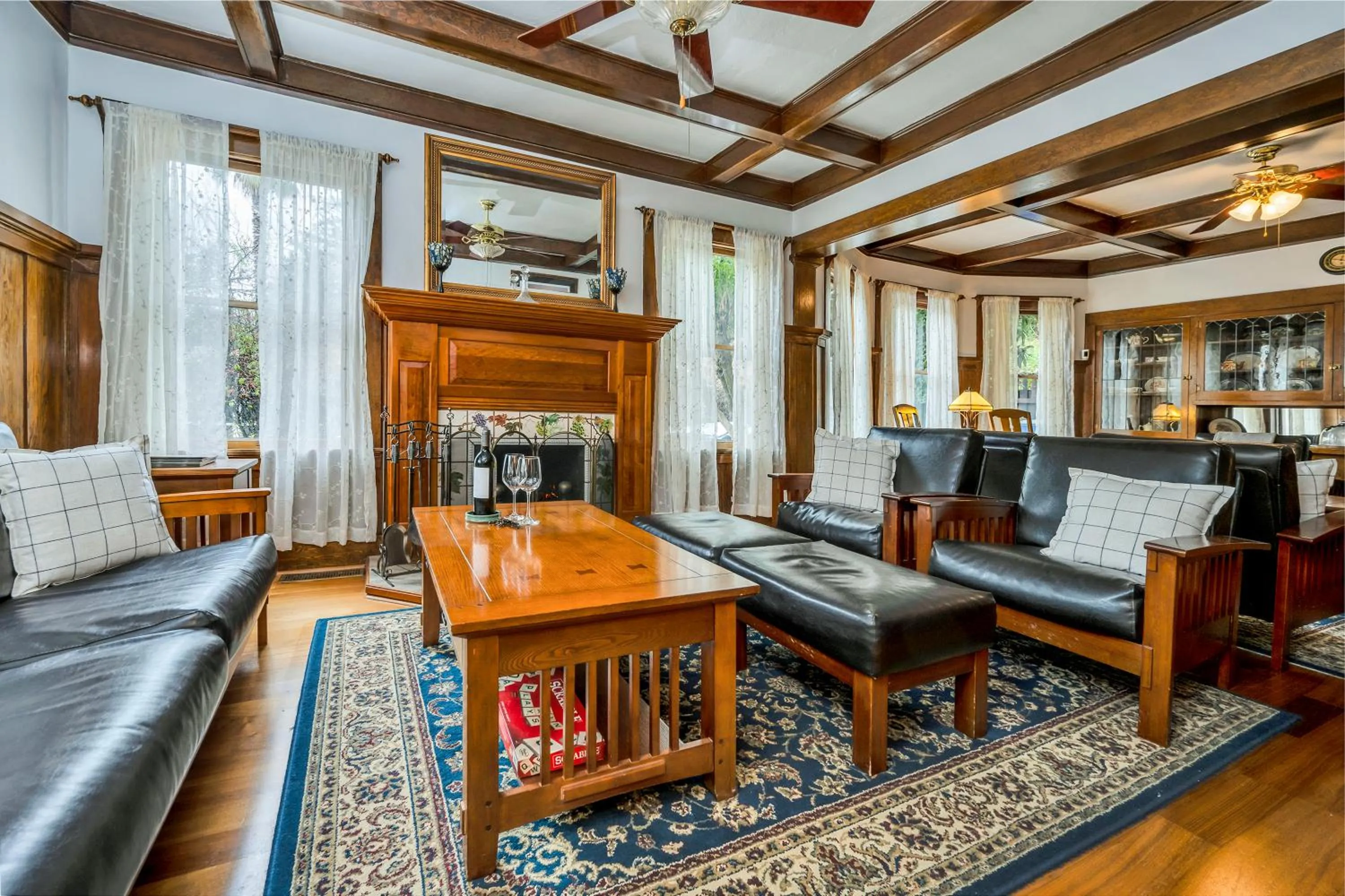 Living room in Calistoga Wine Way Inn
