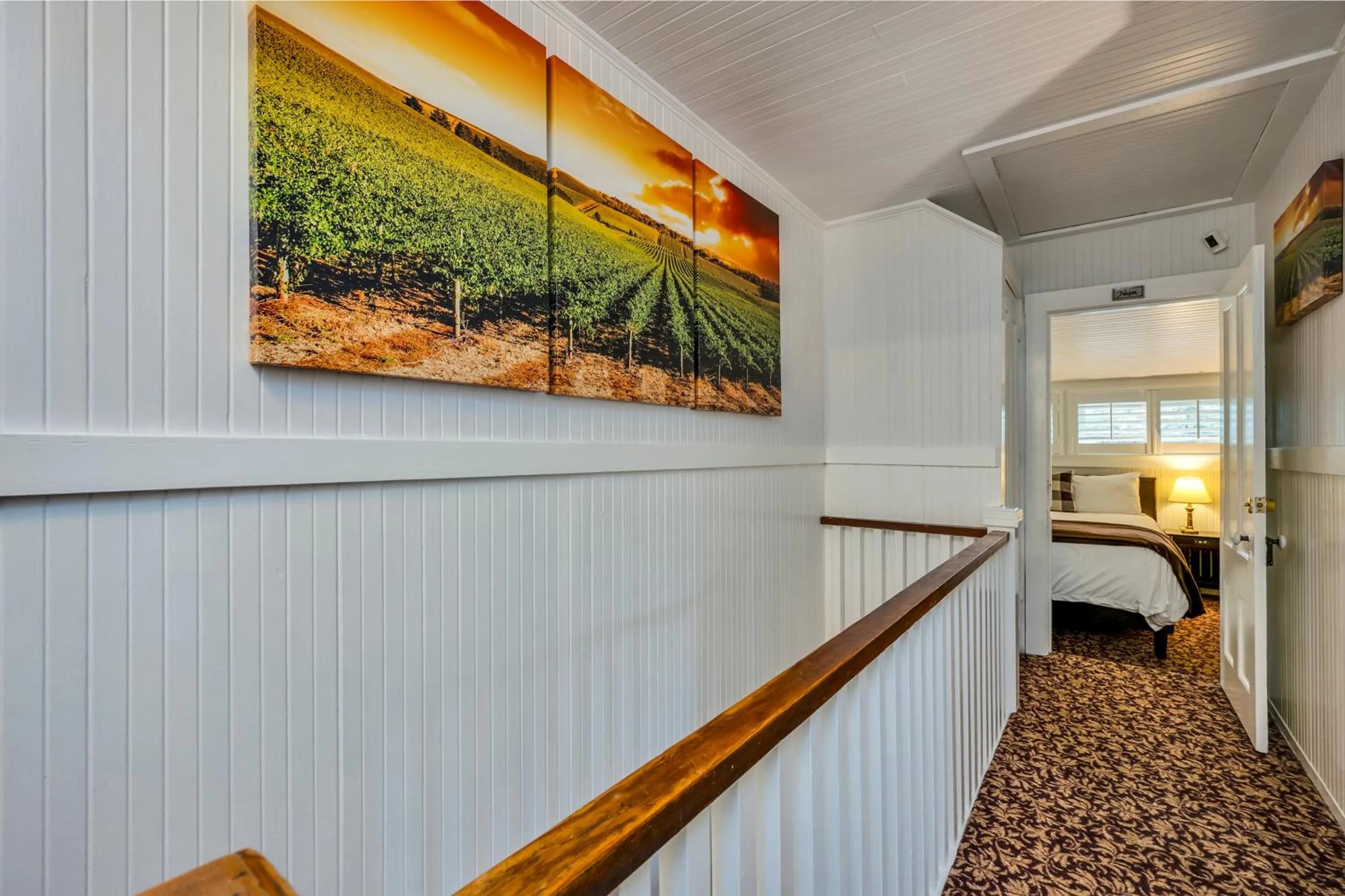 Property building, Bed in Calistoga Wine Way Inn