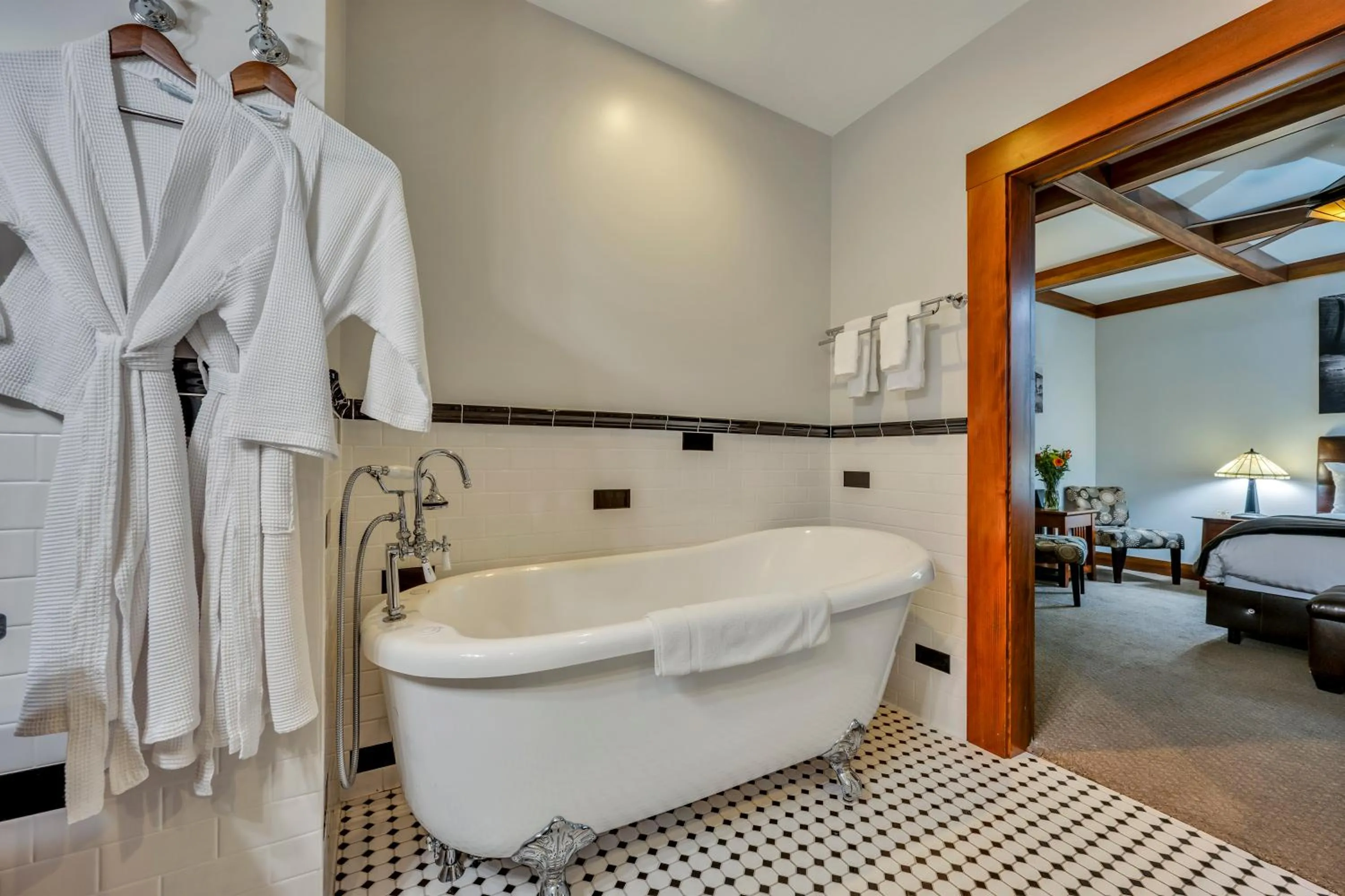 Bed in Calistoga Wine Way Inn