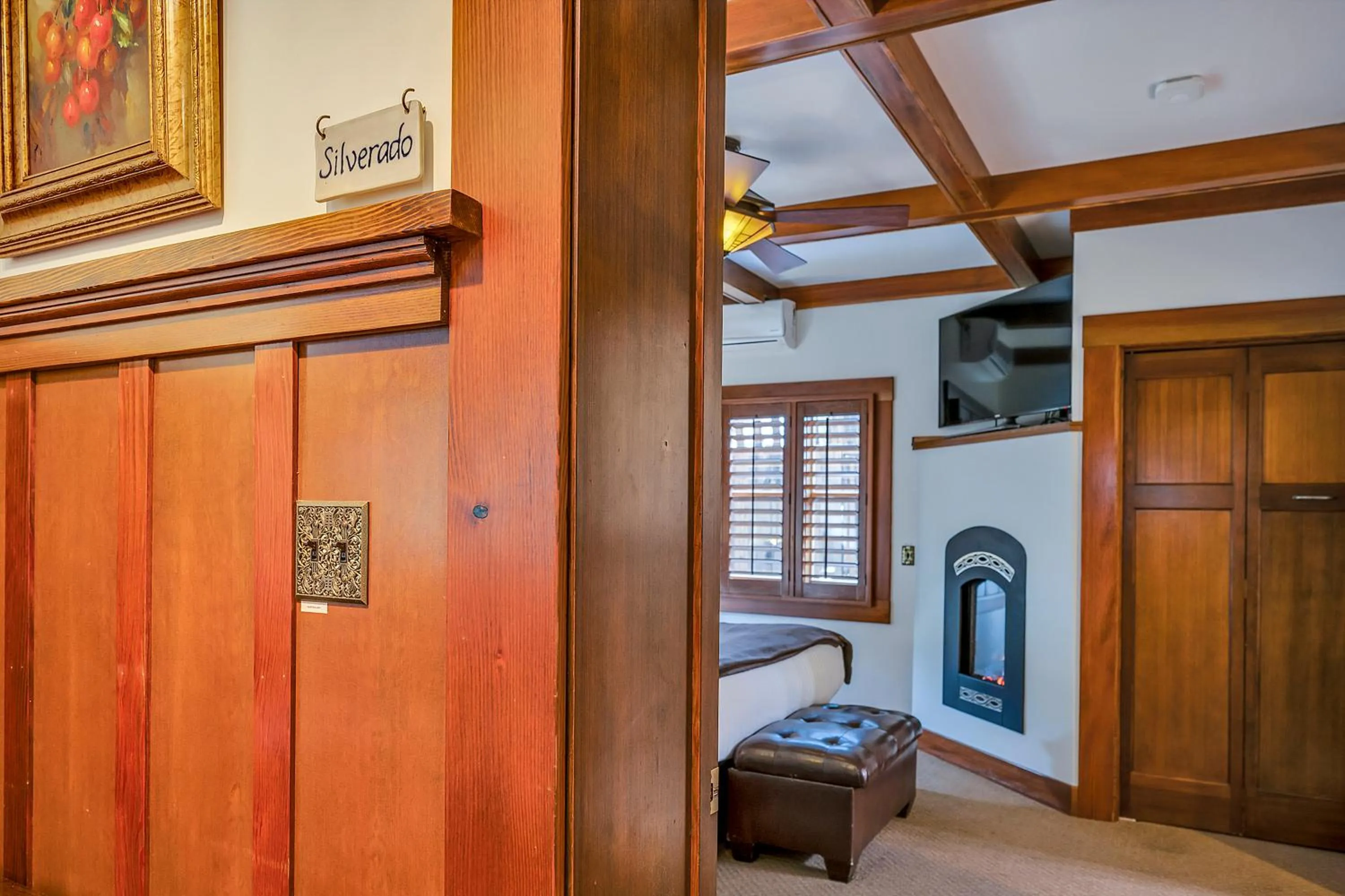 Bed in Calistoga Wine Way Inn