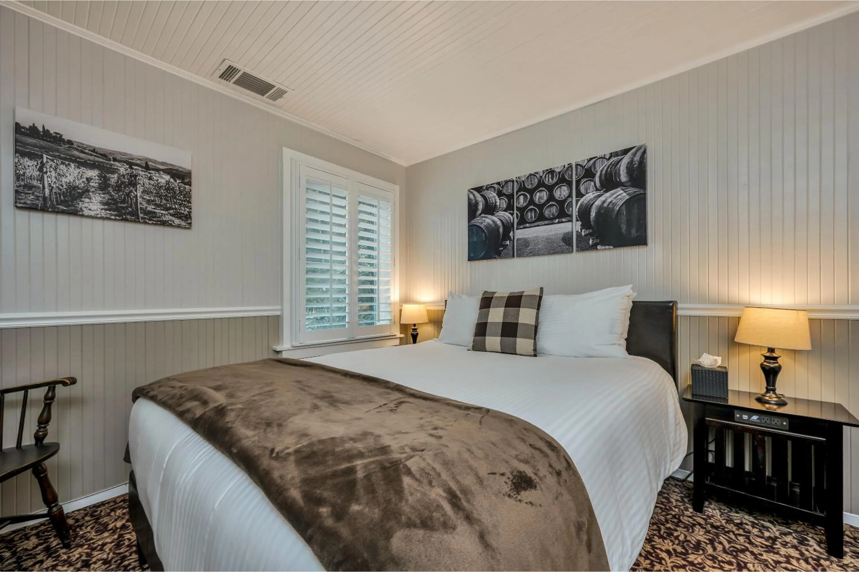 Bed in Calistoga Wine Way Inn