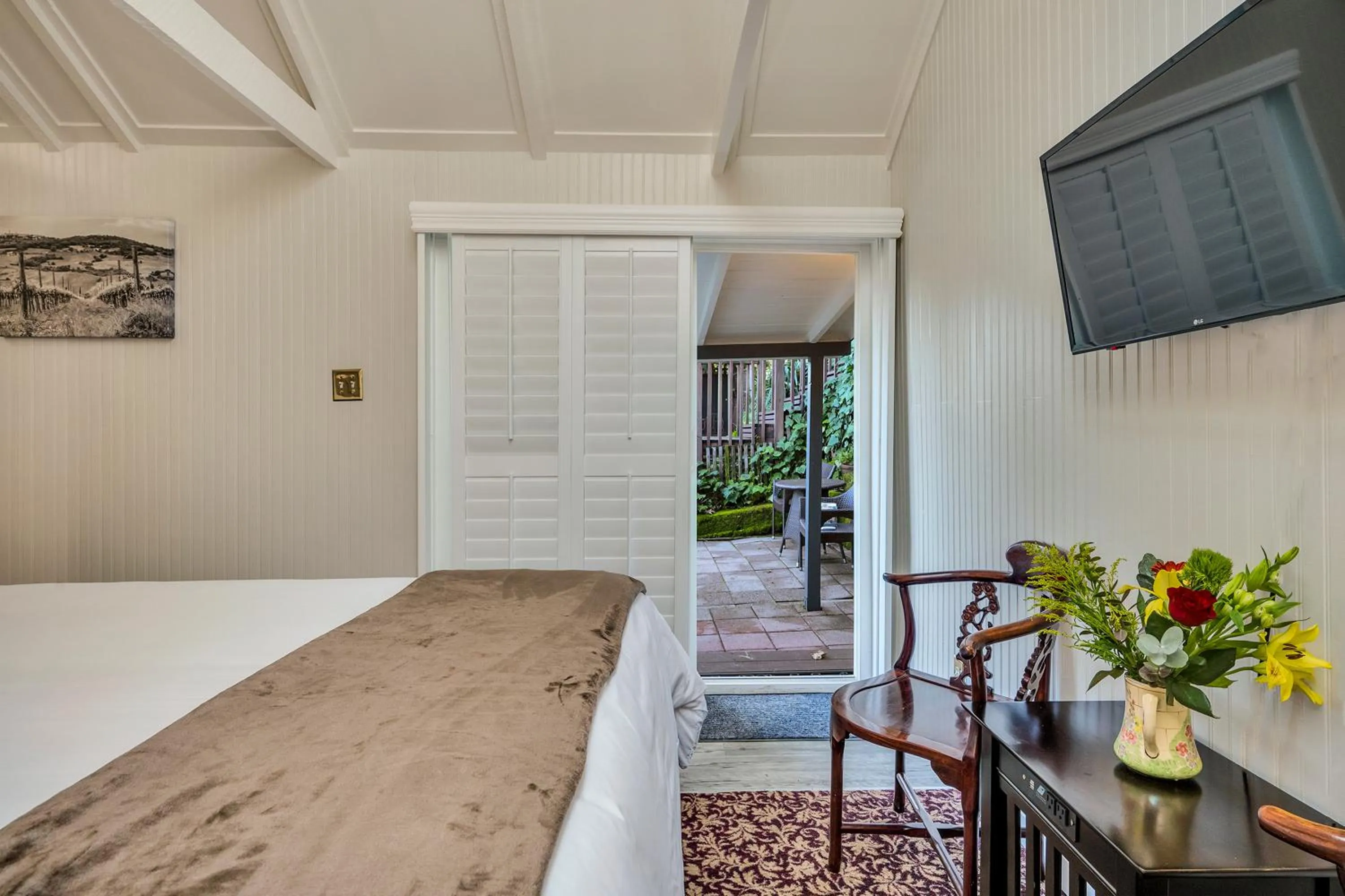 Patio, Bed in Calistoga Wine Way Inn