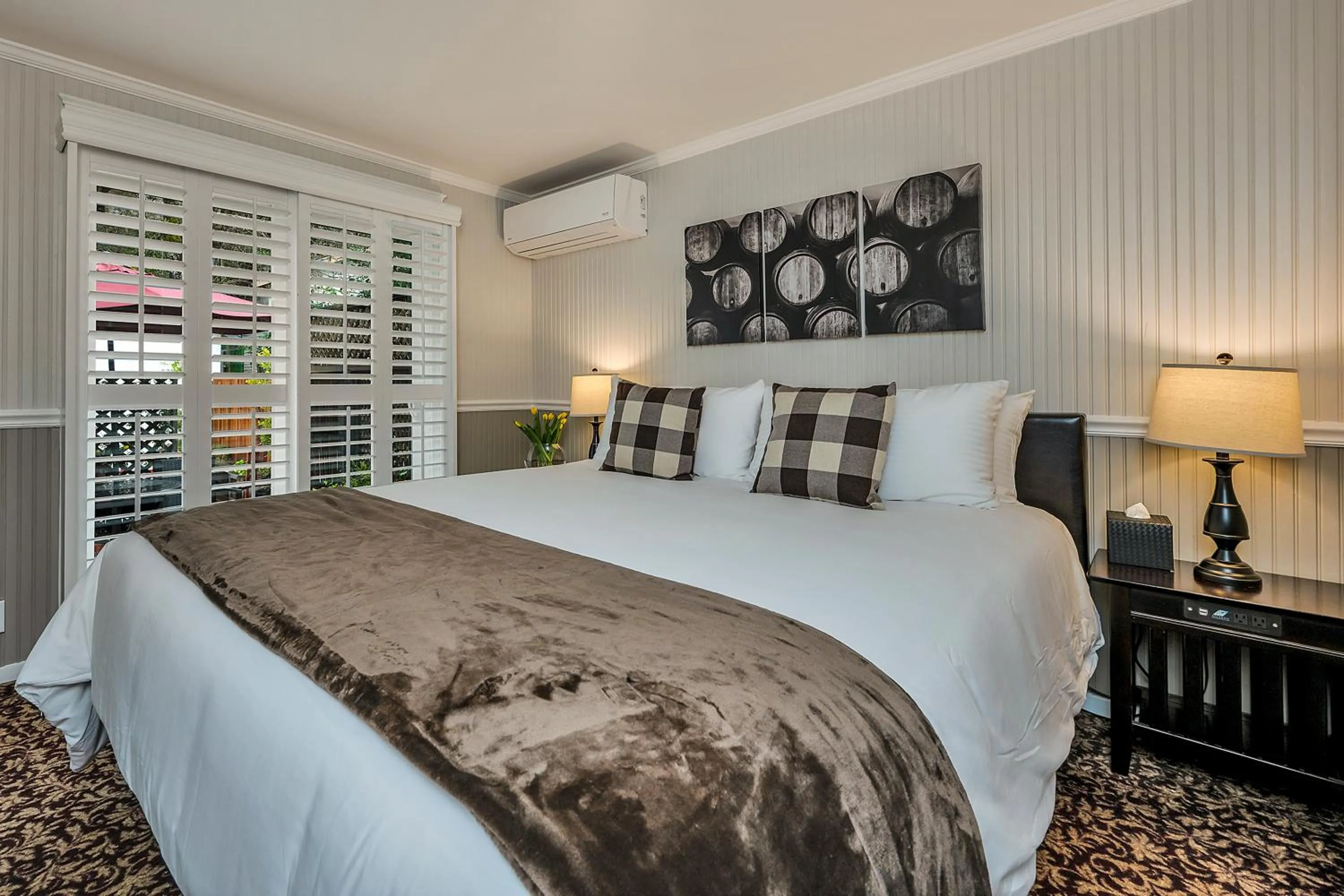 Patio, Bed in Calistoga Wine Way Inn